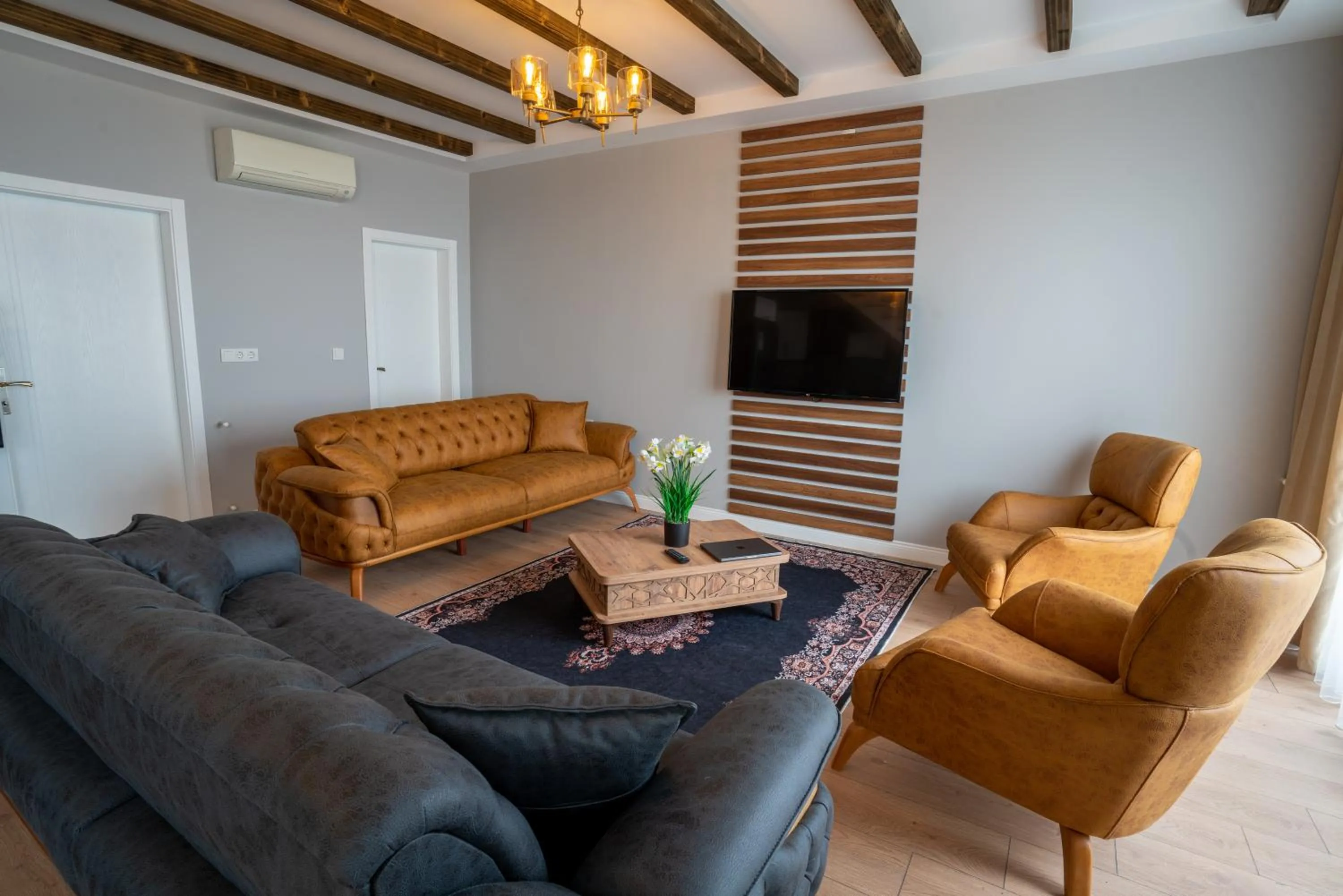 POISON GARDEN SUİTE