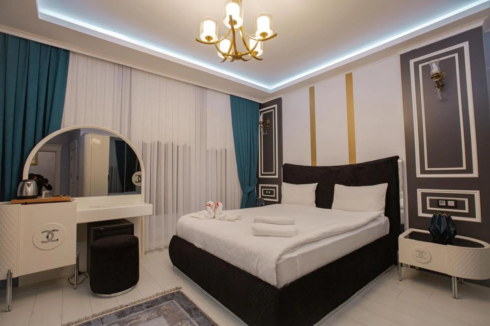 Bed in POISON GARDEN SUİTE