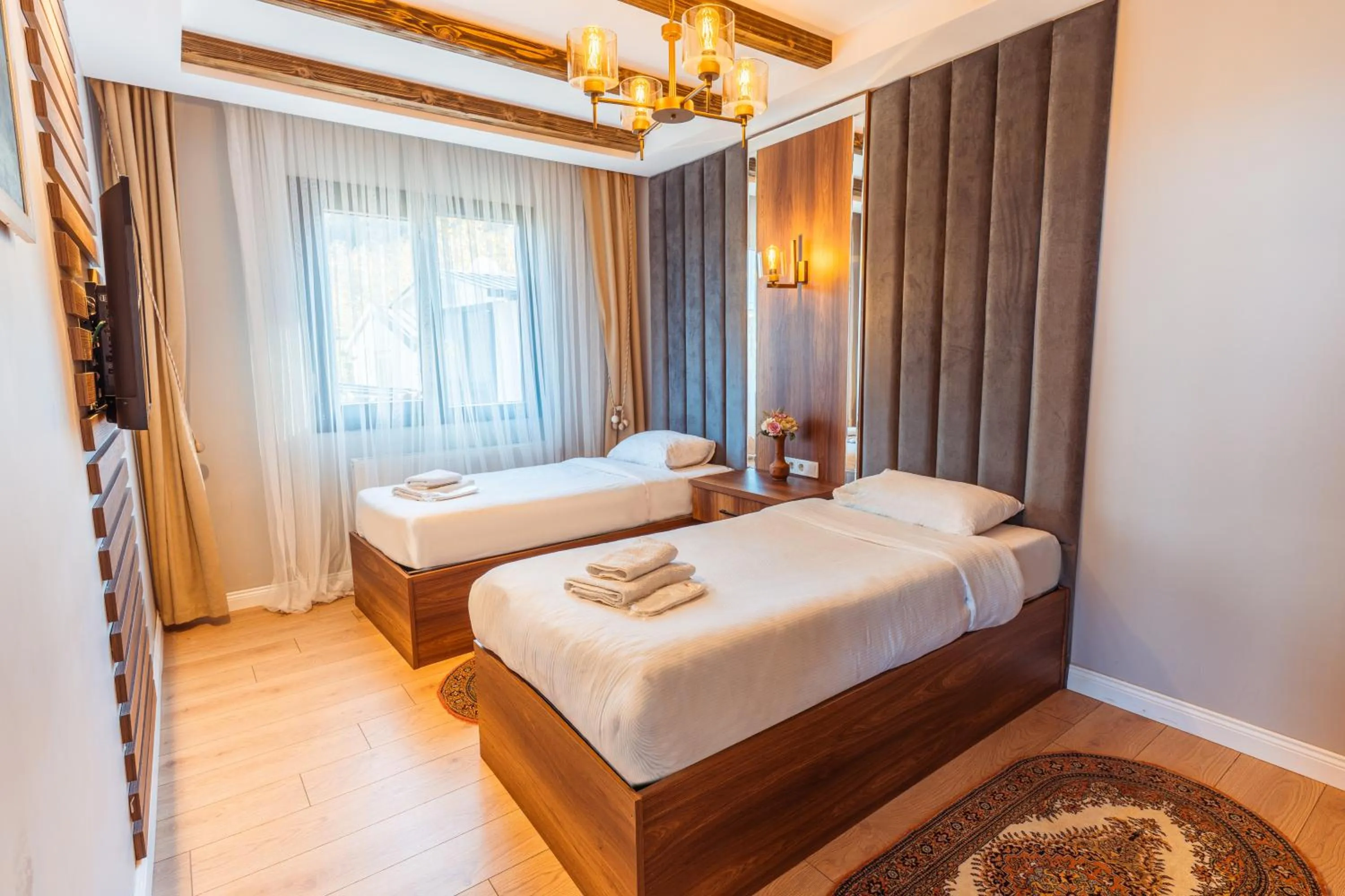 Photo of the whole room, Bed in POISON GARDEN SUİTE