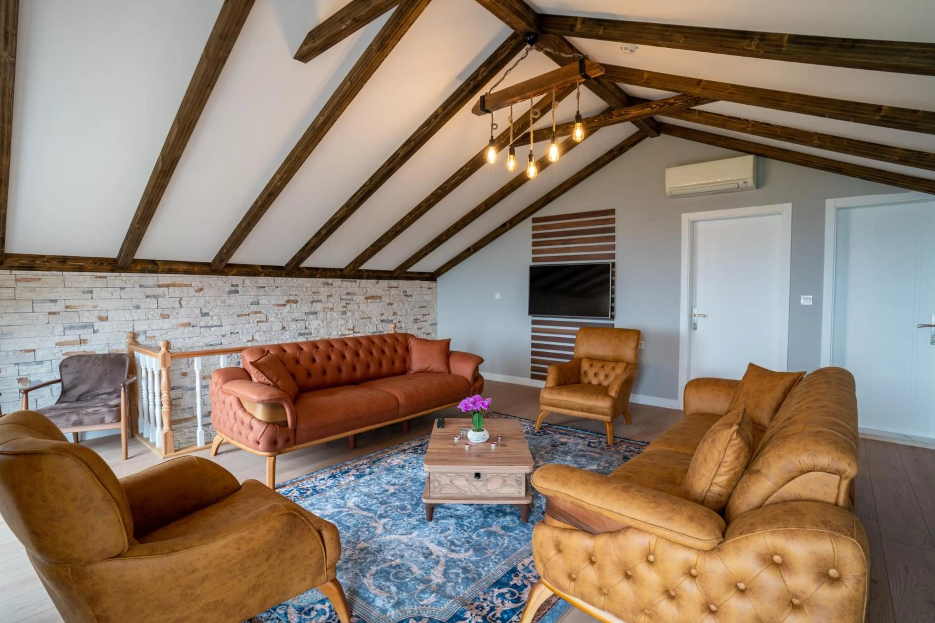 POISON GARDEN SUİTE