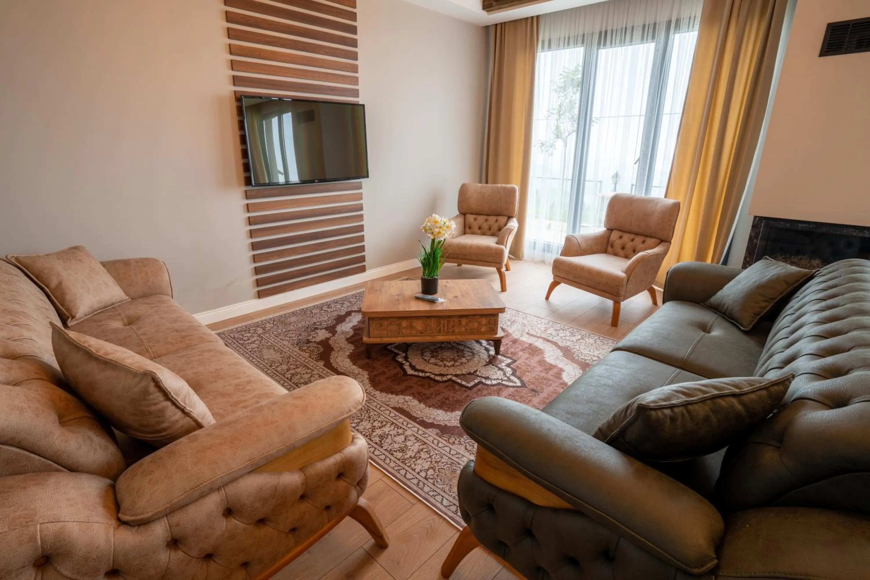 POISON GARDEN SUİTE