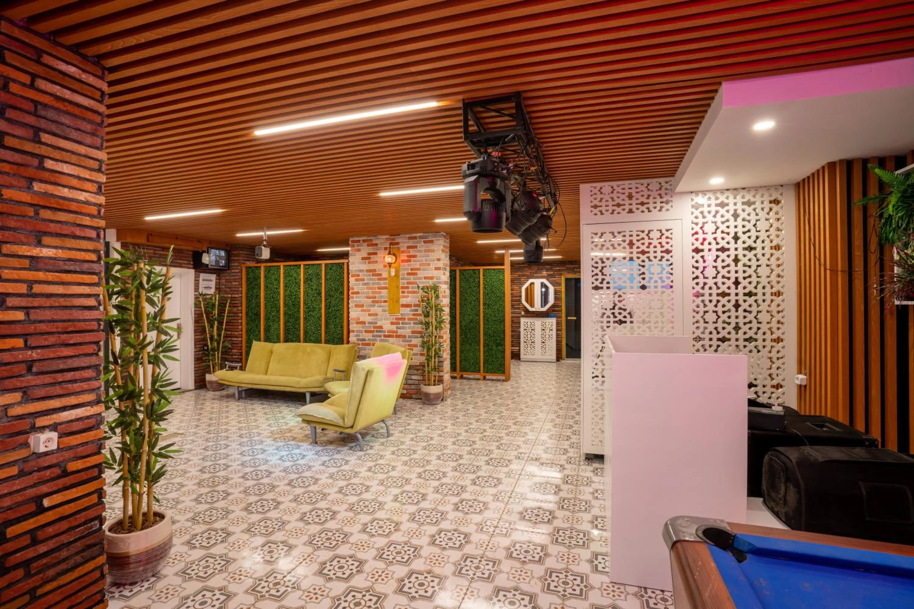 Entertainment in POISON GARDEN SUİTE