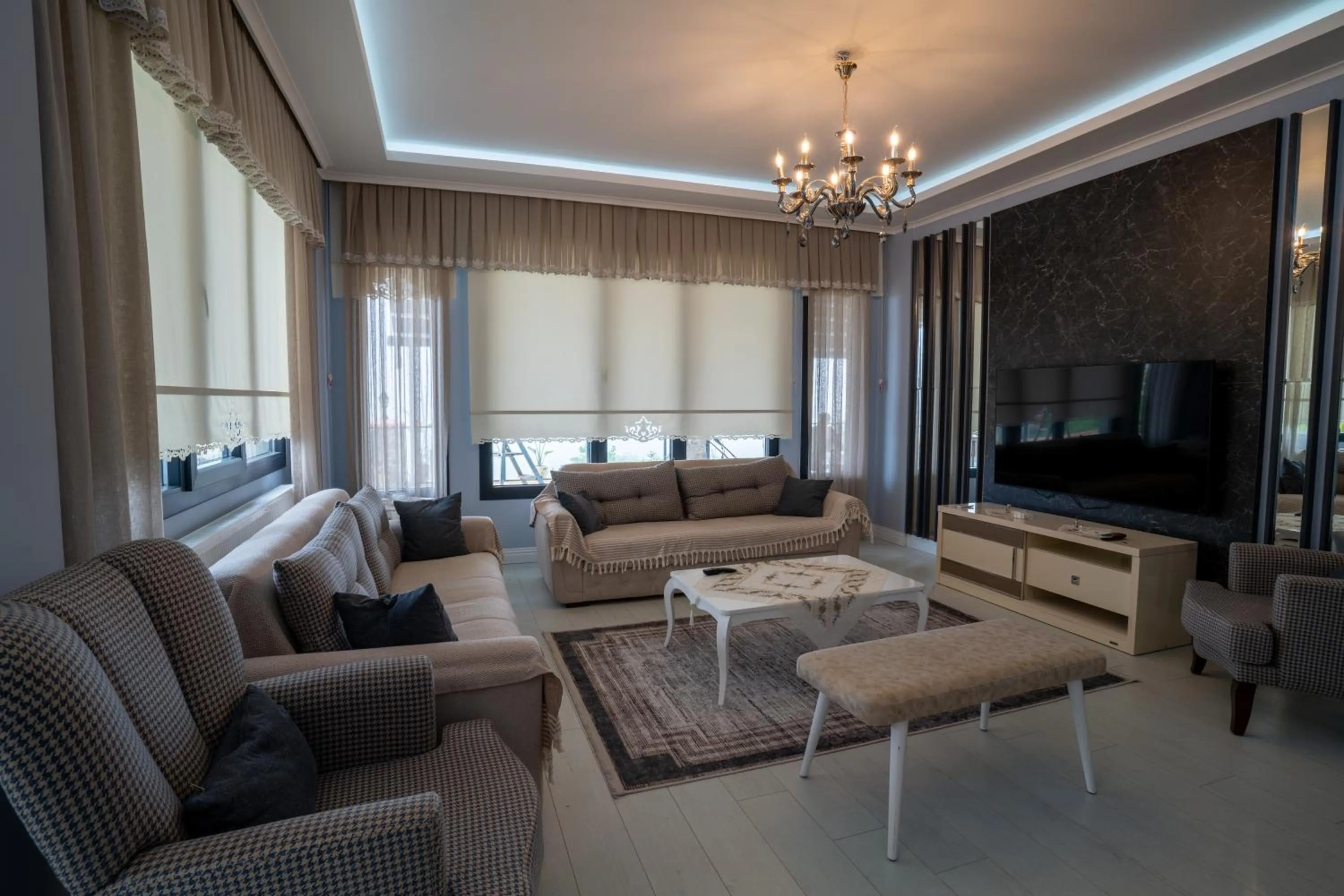 Communal lounge/ TV room in POISON GARDEN SUİTE