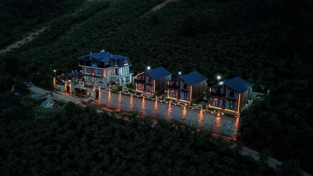 POISON GARDEN SUİTE