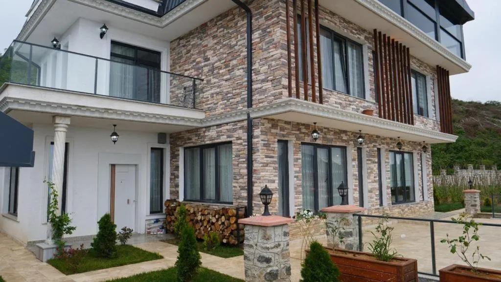 POISON GARDEN SUİTE