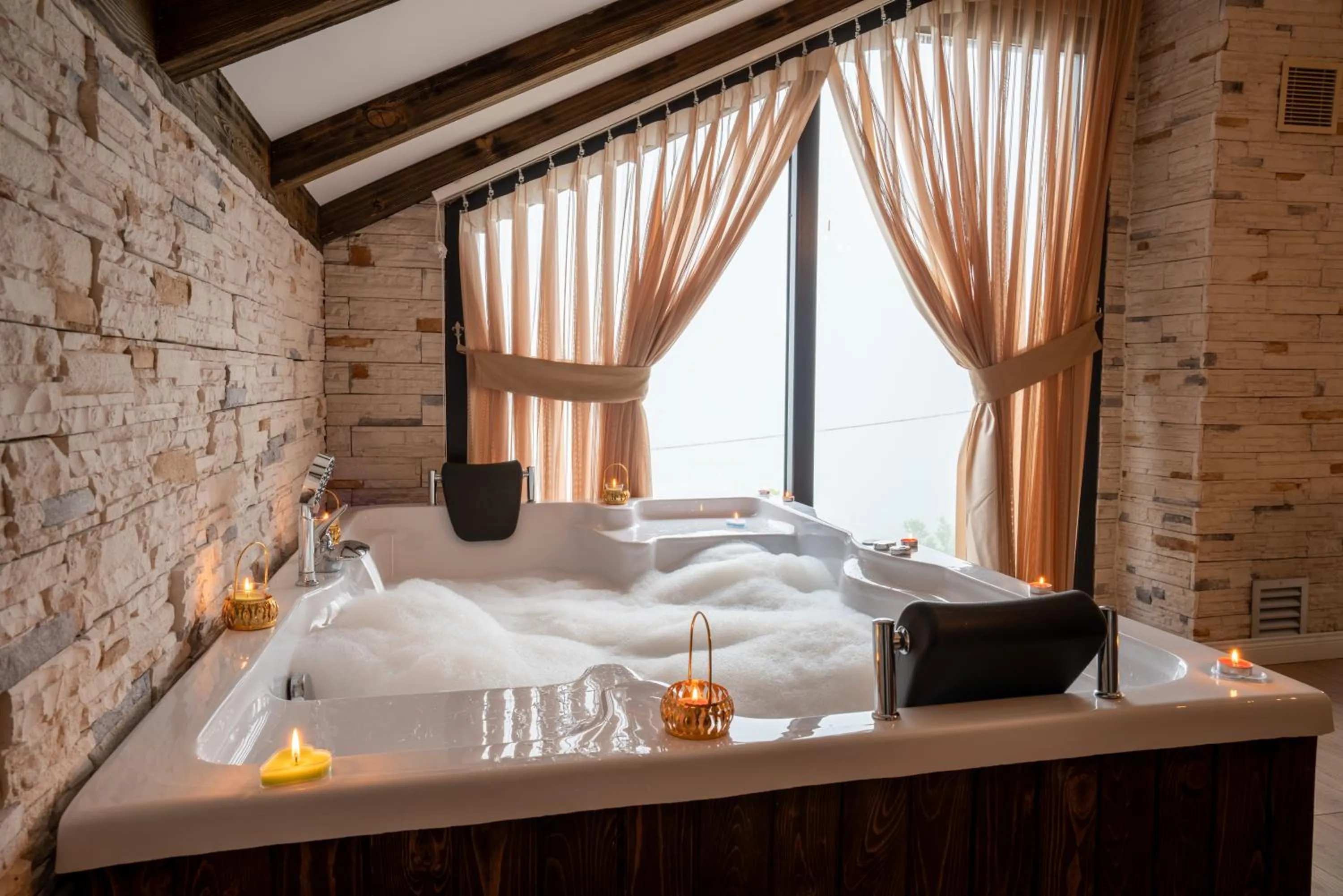 Bed in POISON GARDEN SUİTE