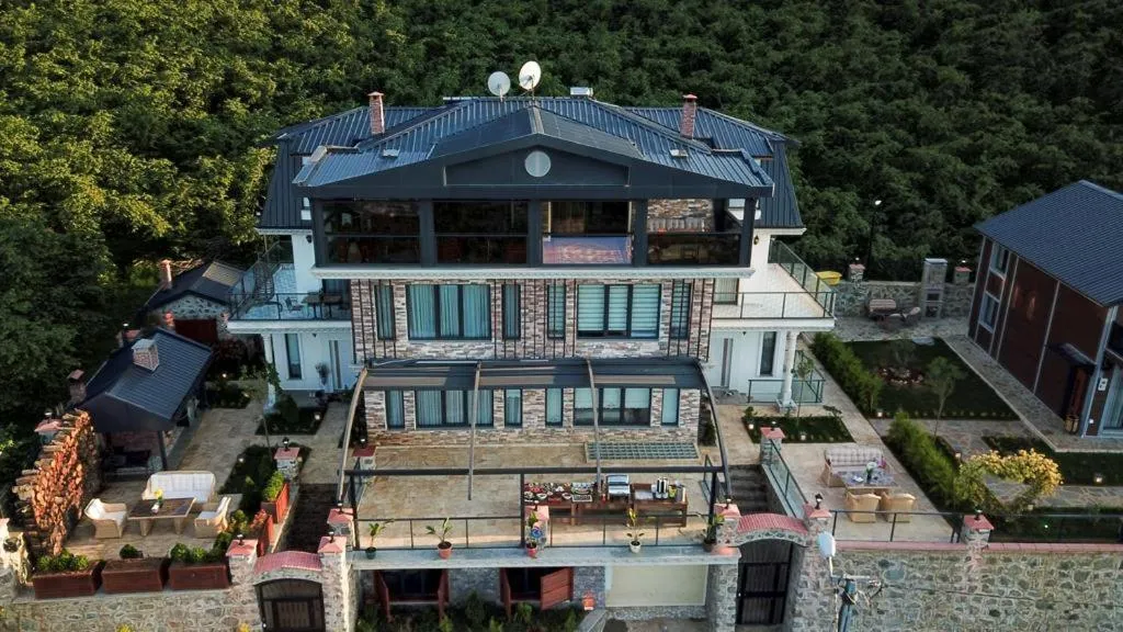 POISON GARDEN SUİTE