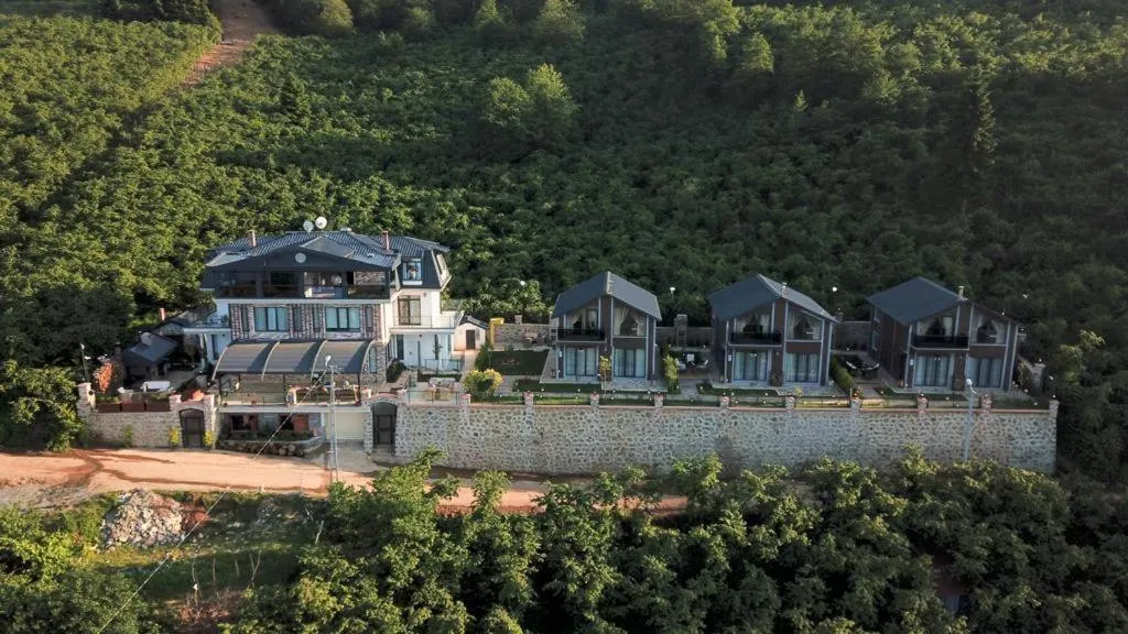 POISON GARDEN SUİTE