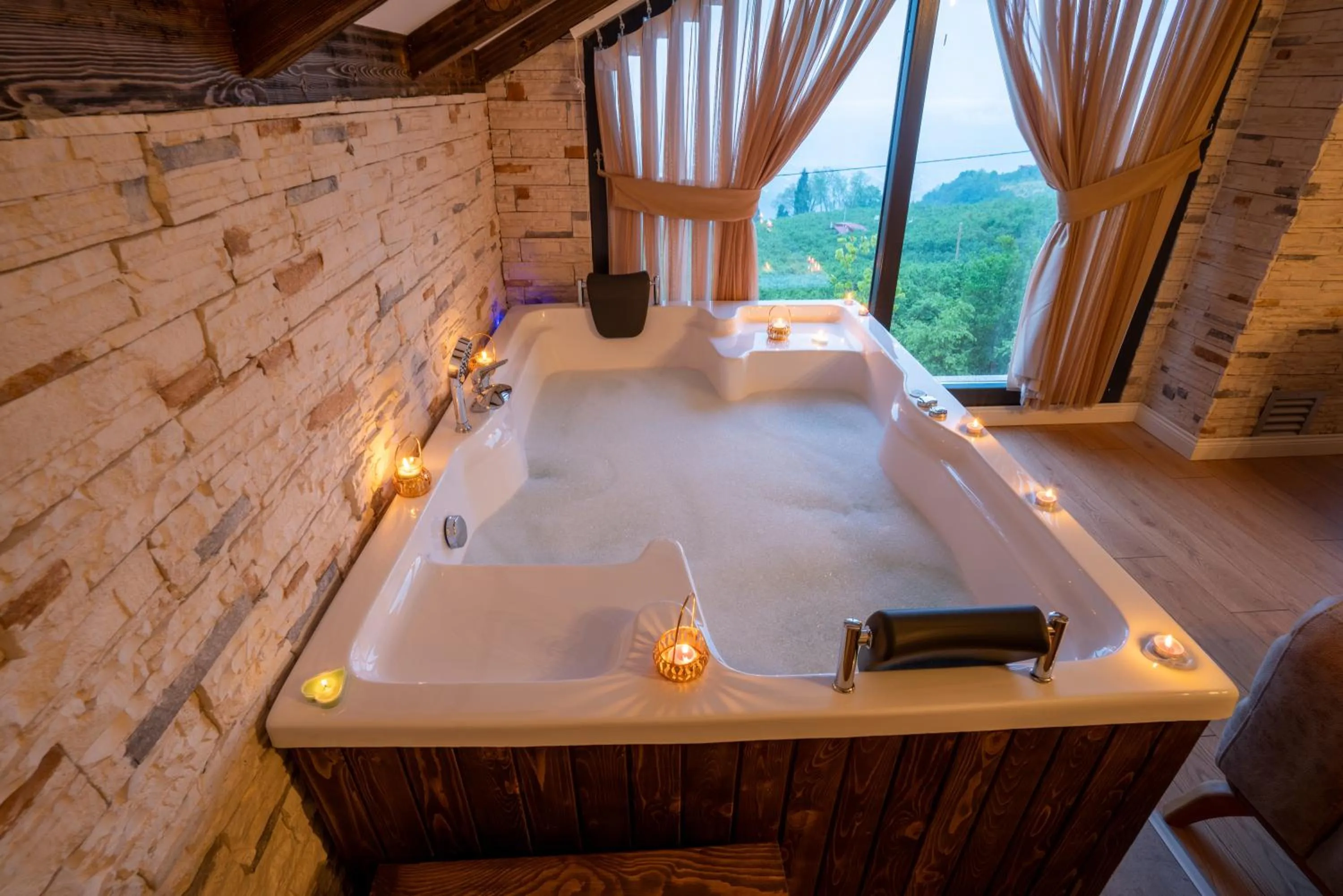 Bed in POISON GARDEN SUİTE