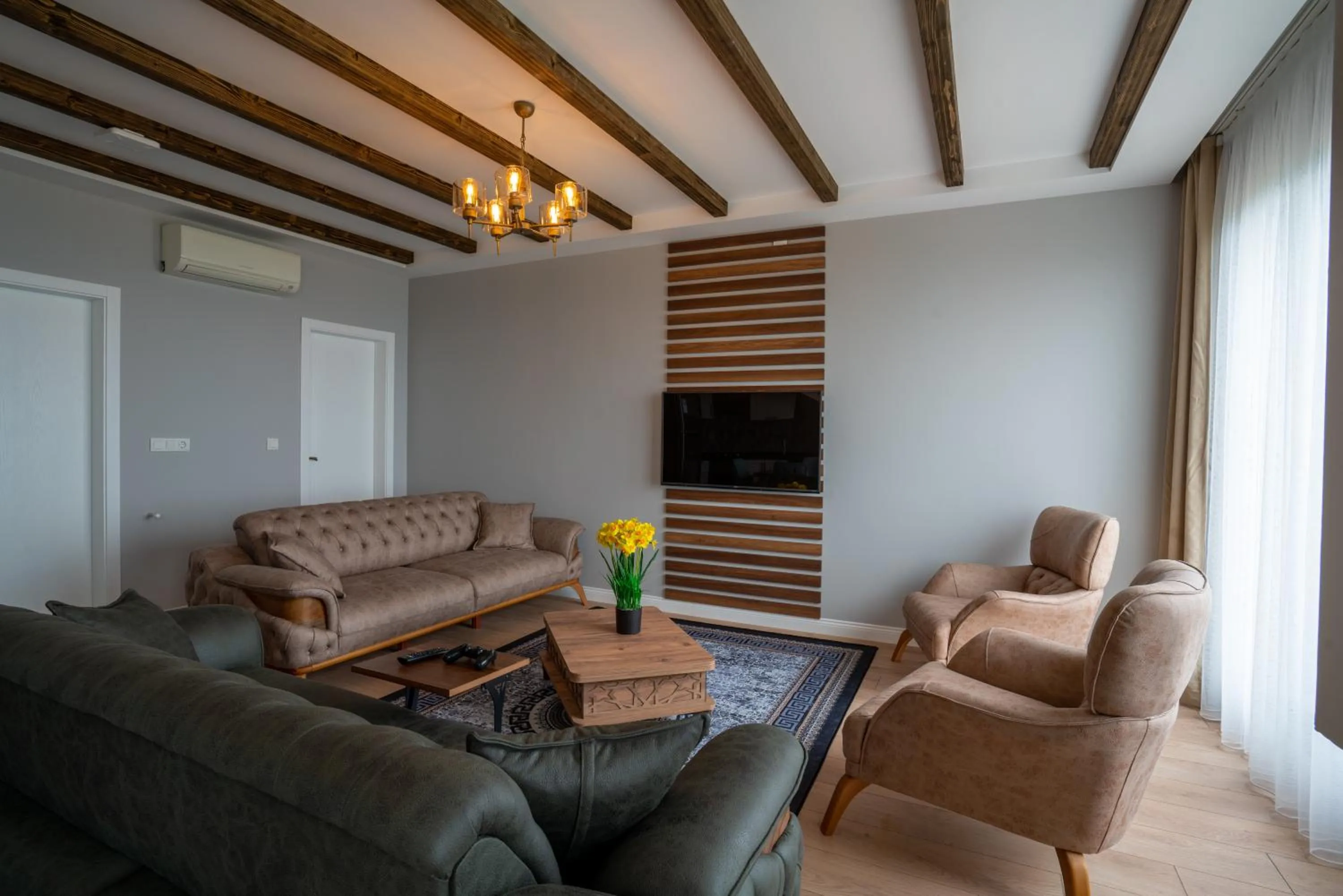 POISON GARDEN SUİTE