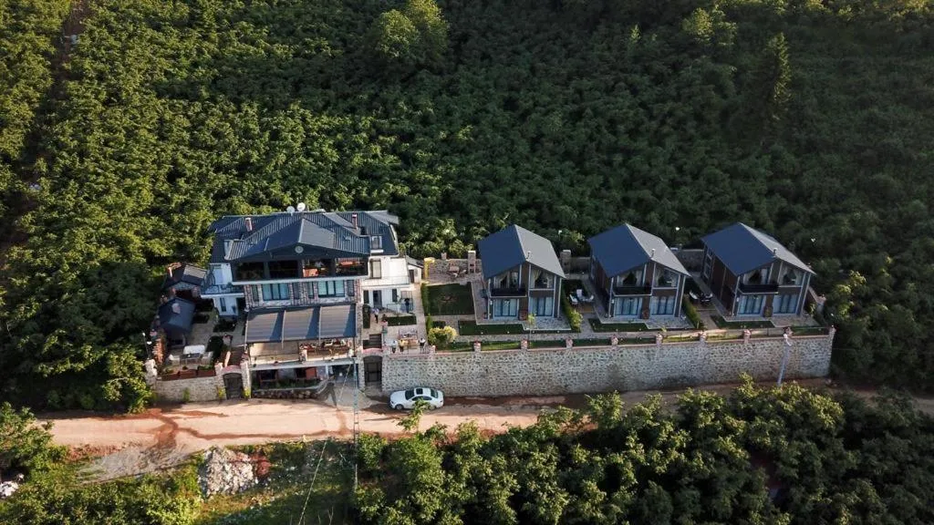 POISON GARDEN SUİTE