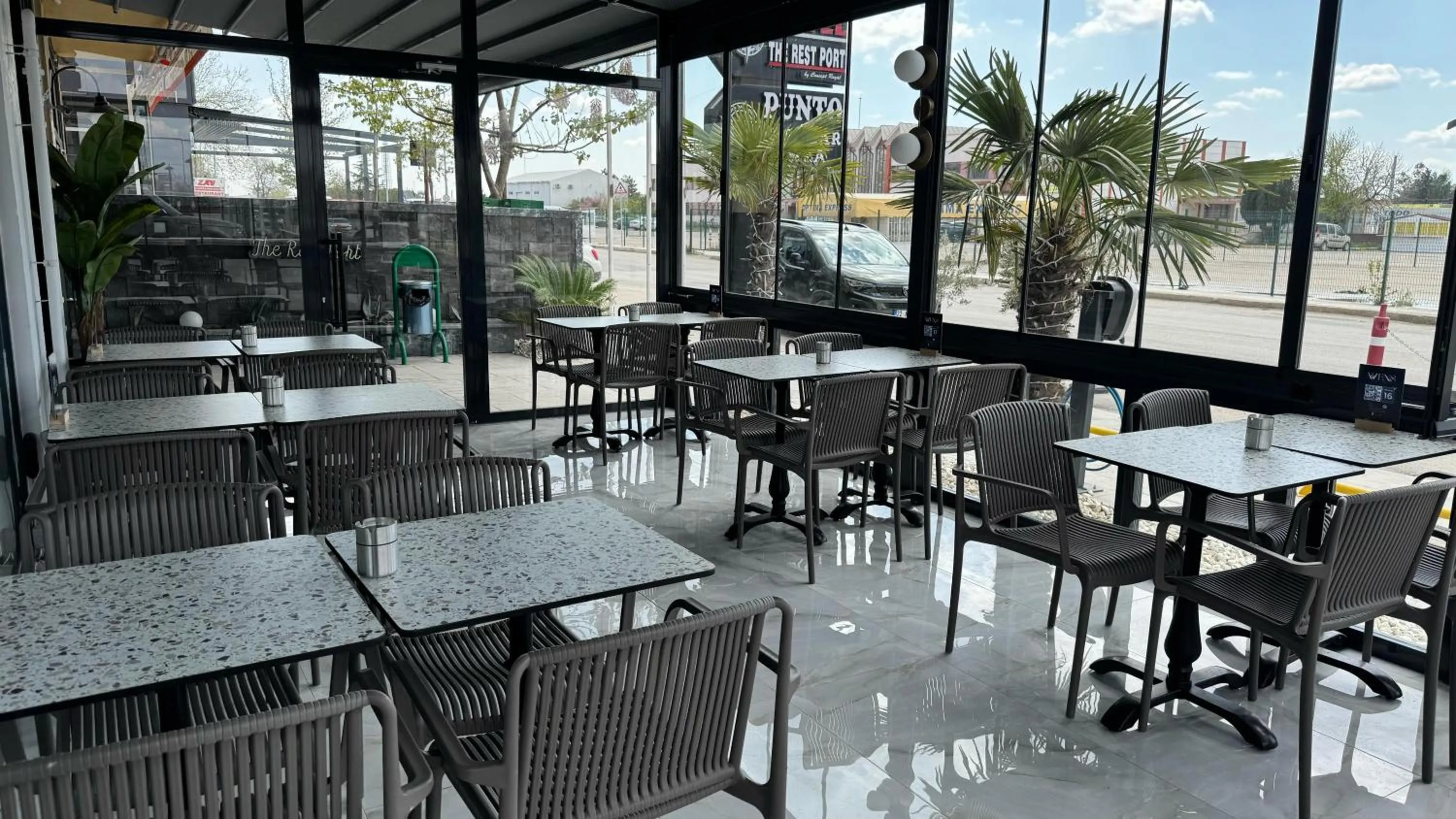 Restaurant/places to eat in The Rest Port Hotel