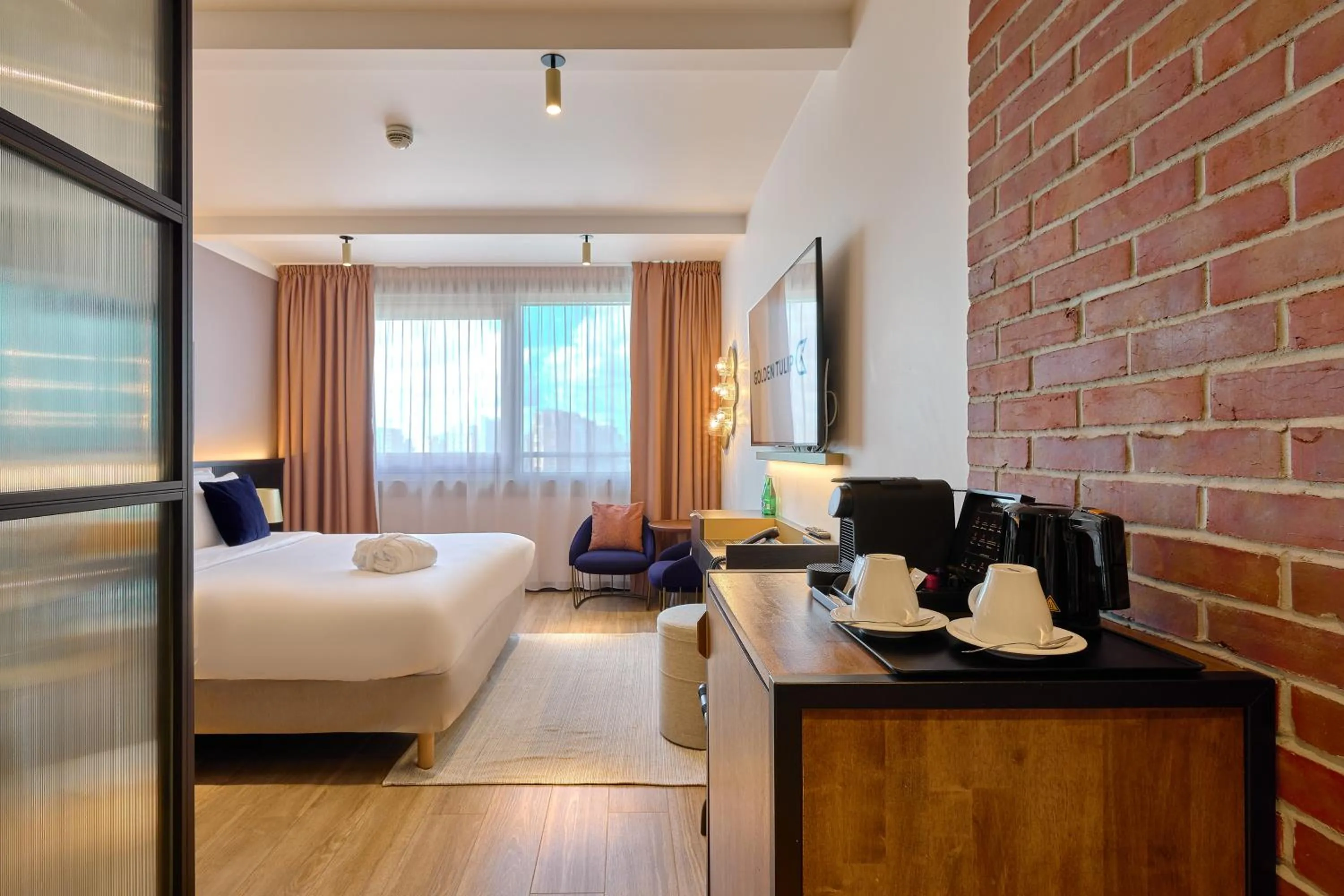 Bedroom, Bed in Golden Tulip Warszawa Centrum