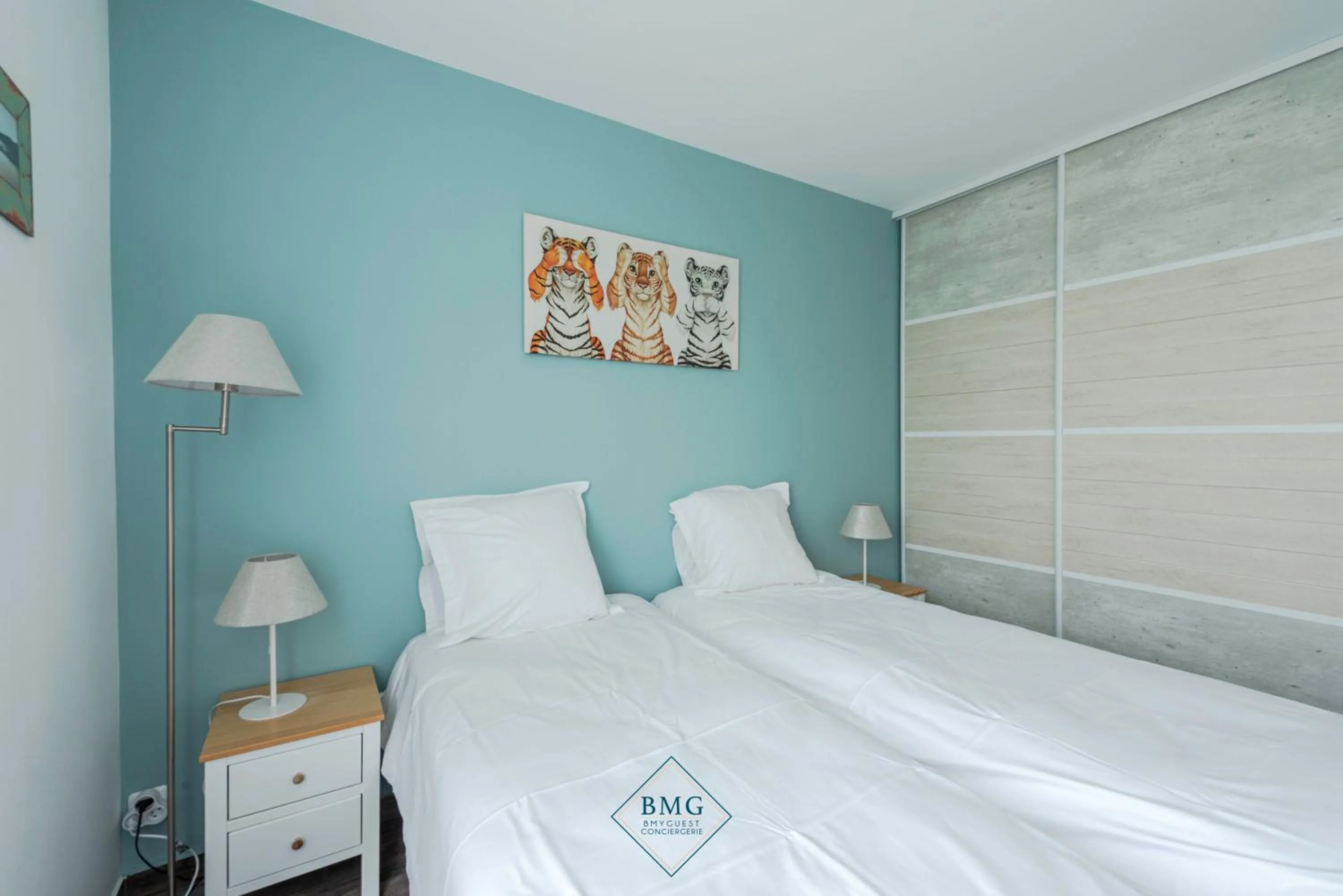 Bed in Central park Disneyland BMYGUEST