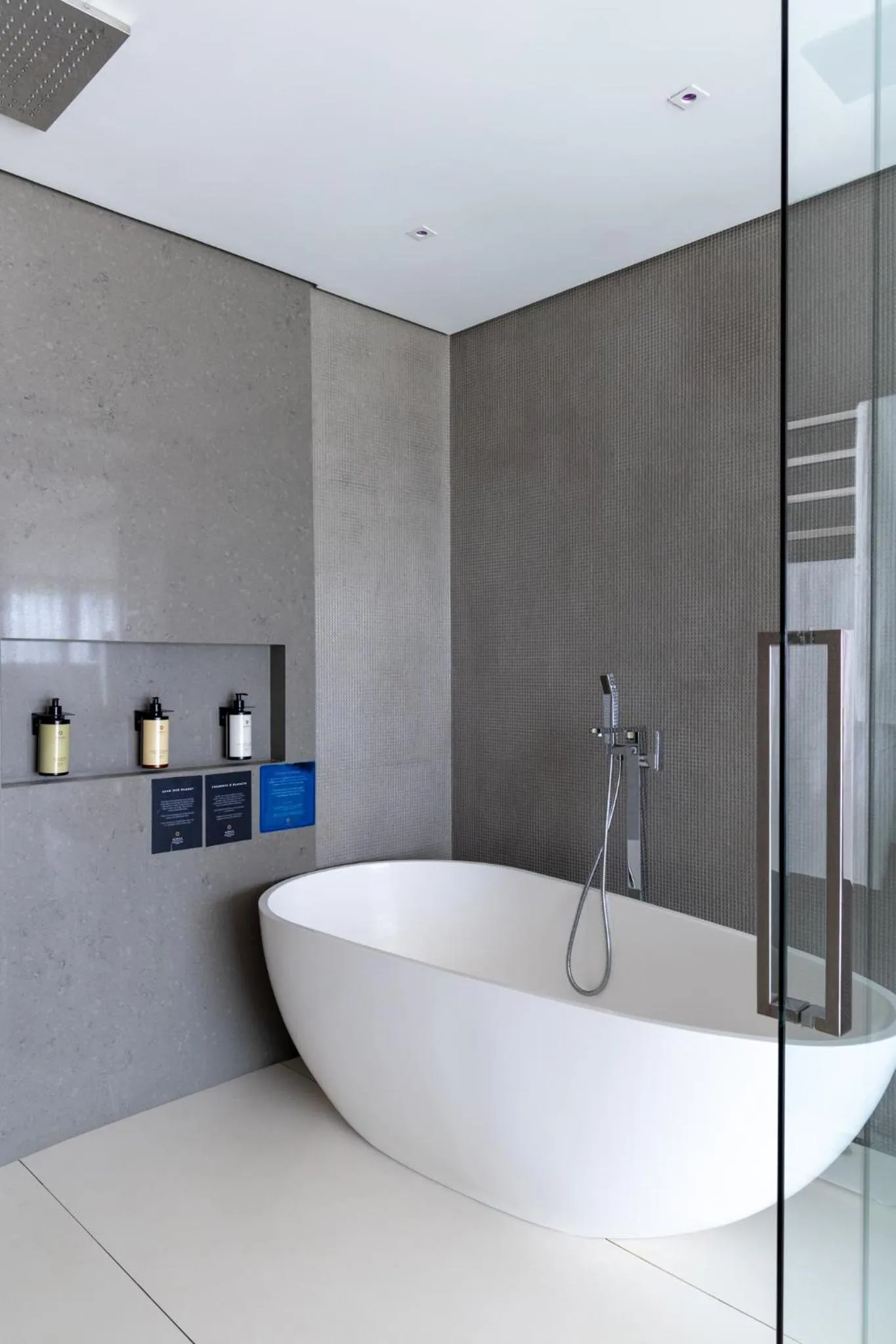 Bath in Suryaa Hotel Pinhais, Curio Collection by Hilton