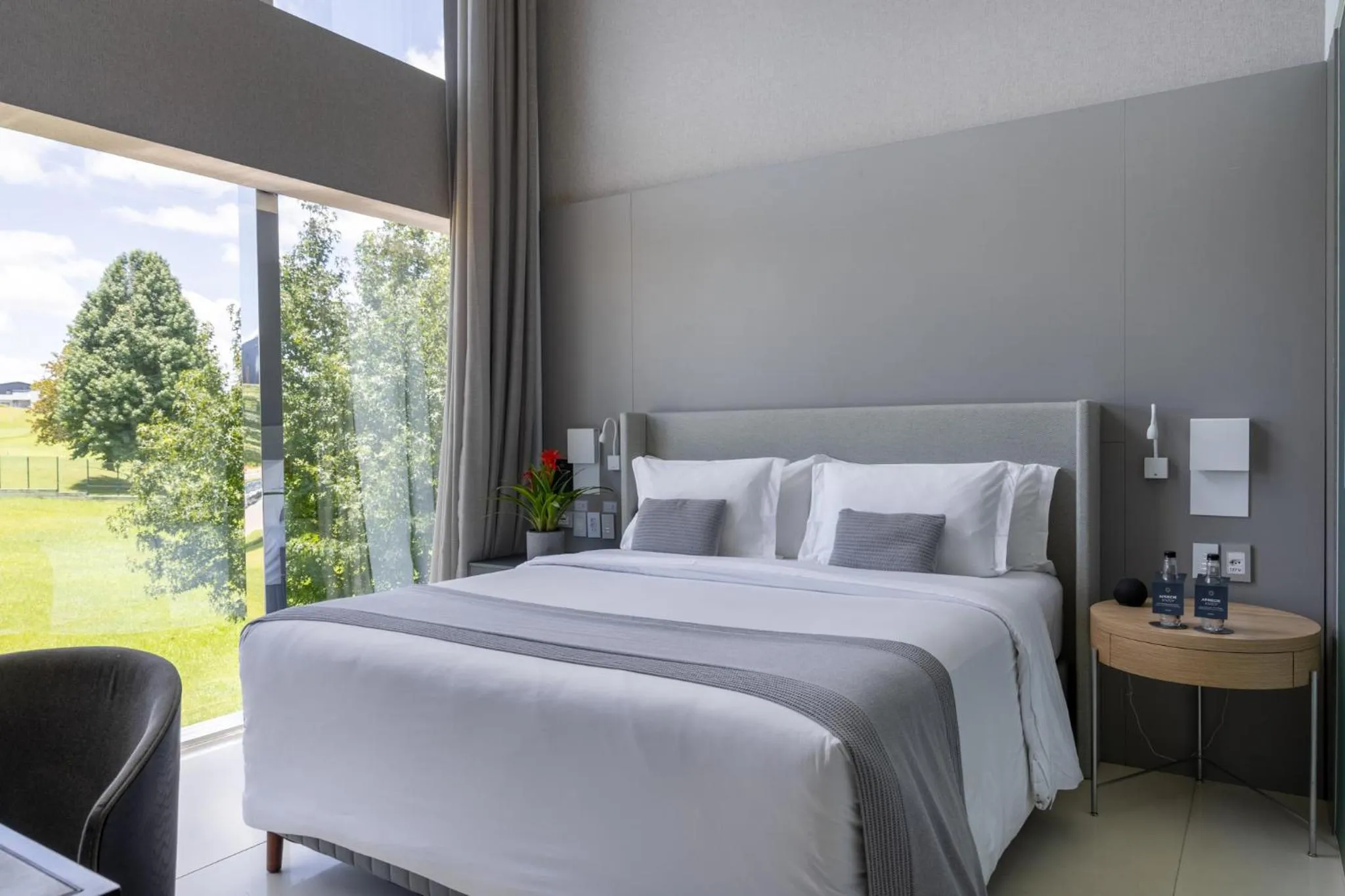 Bedroom, Bed in Suryaa Hotel Pinhais, Curio Collection by Hilton