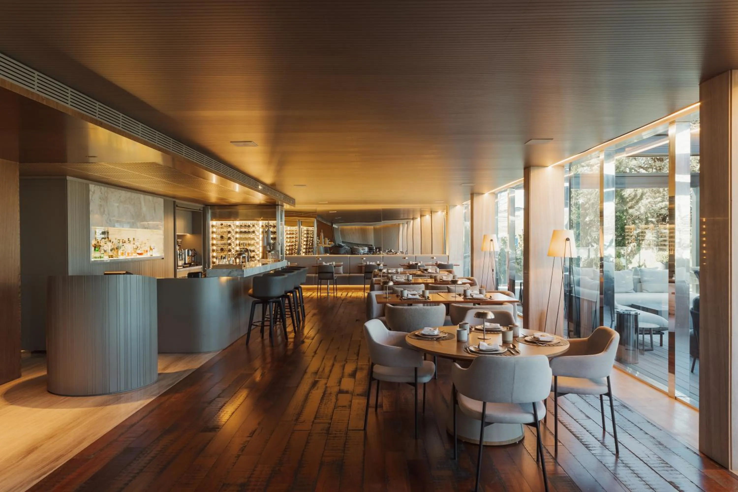 Restaurant/places to eat in Suryaa Hotel Pinhais, Curio Collection by Hilton