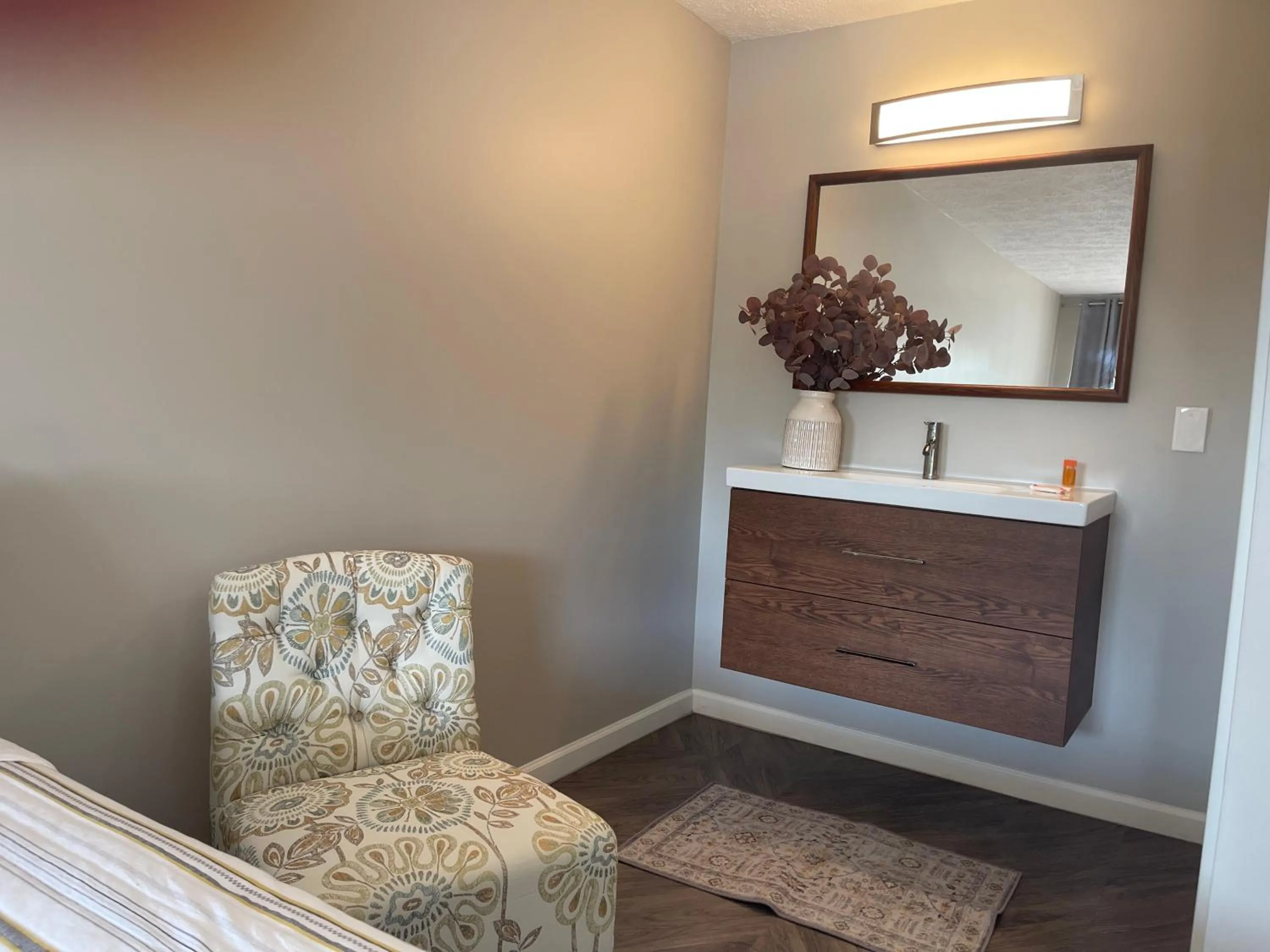 Seating area in Hotel Lake Anna