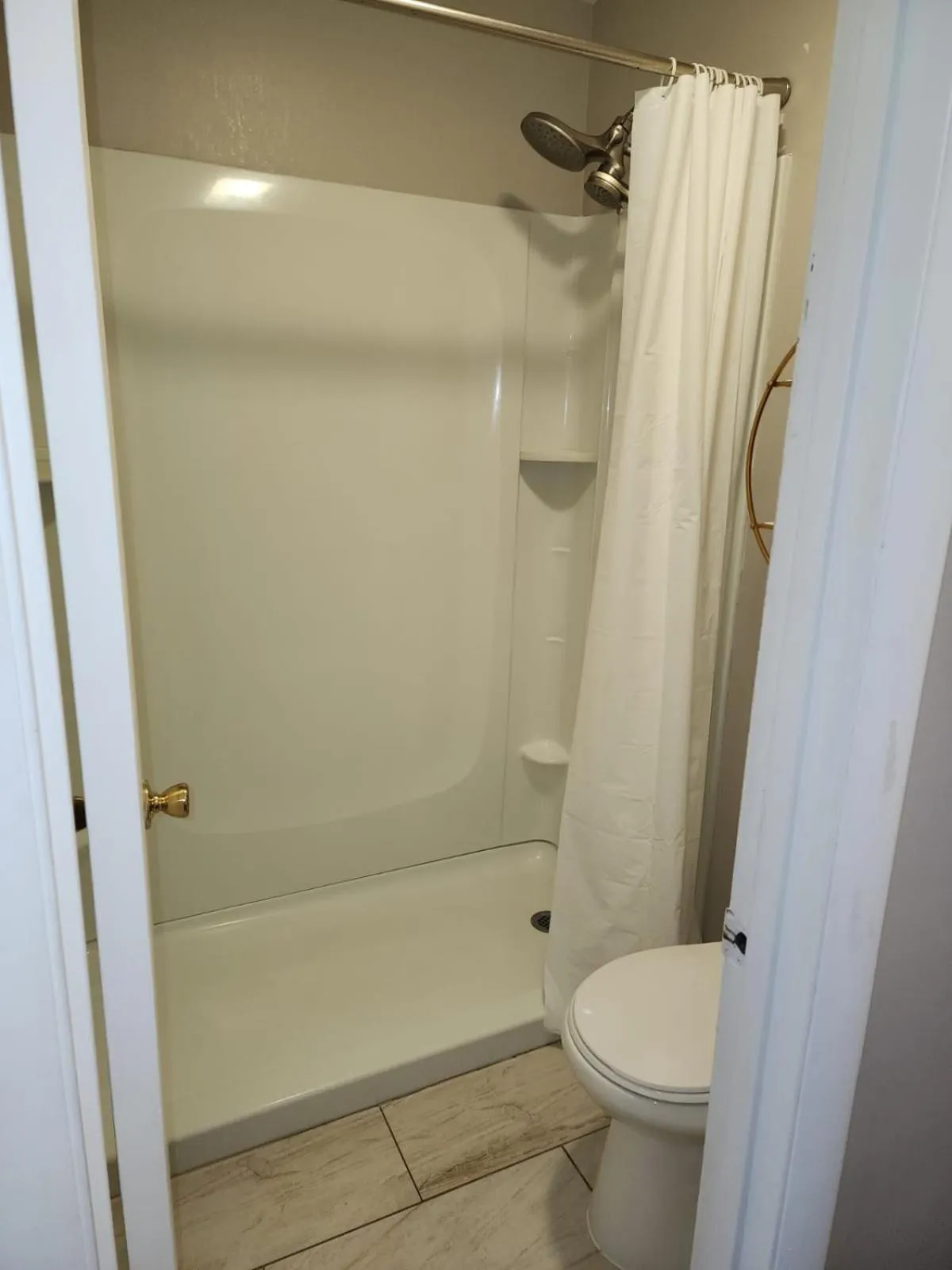 Shower in Hotel Lake Anna