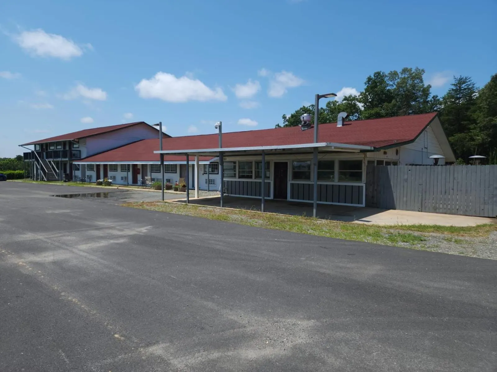 Property building in Hotel Lake Anna