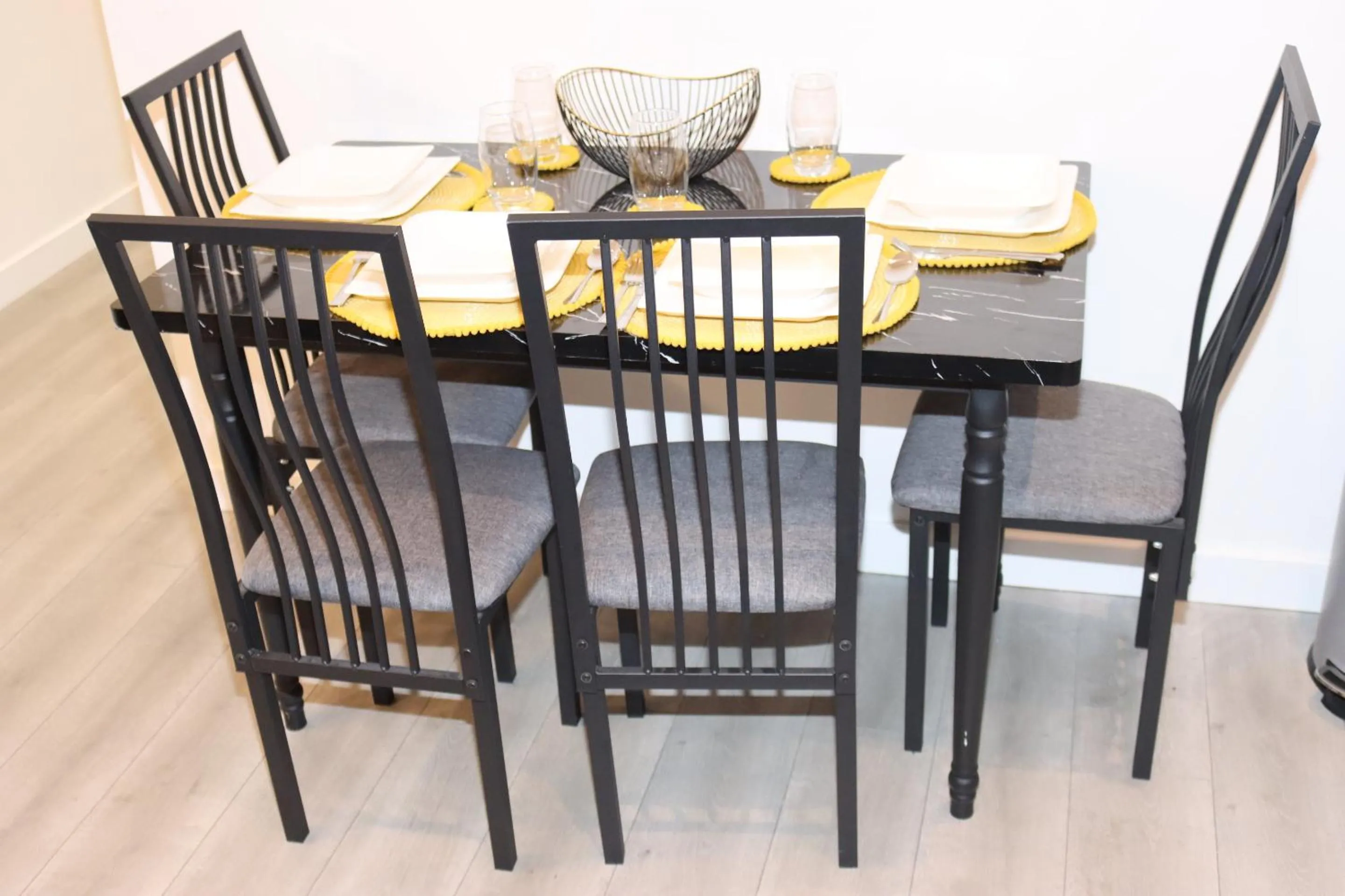 Dining area in MK SHORTSTAY DELUXE-Flat 2