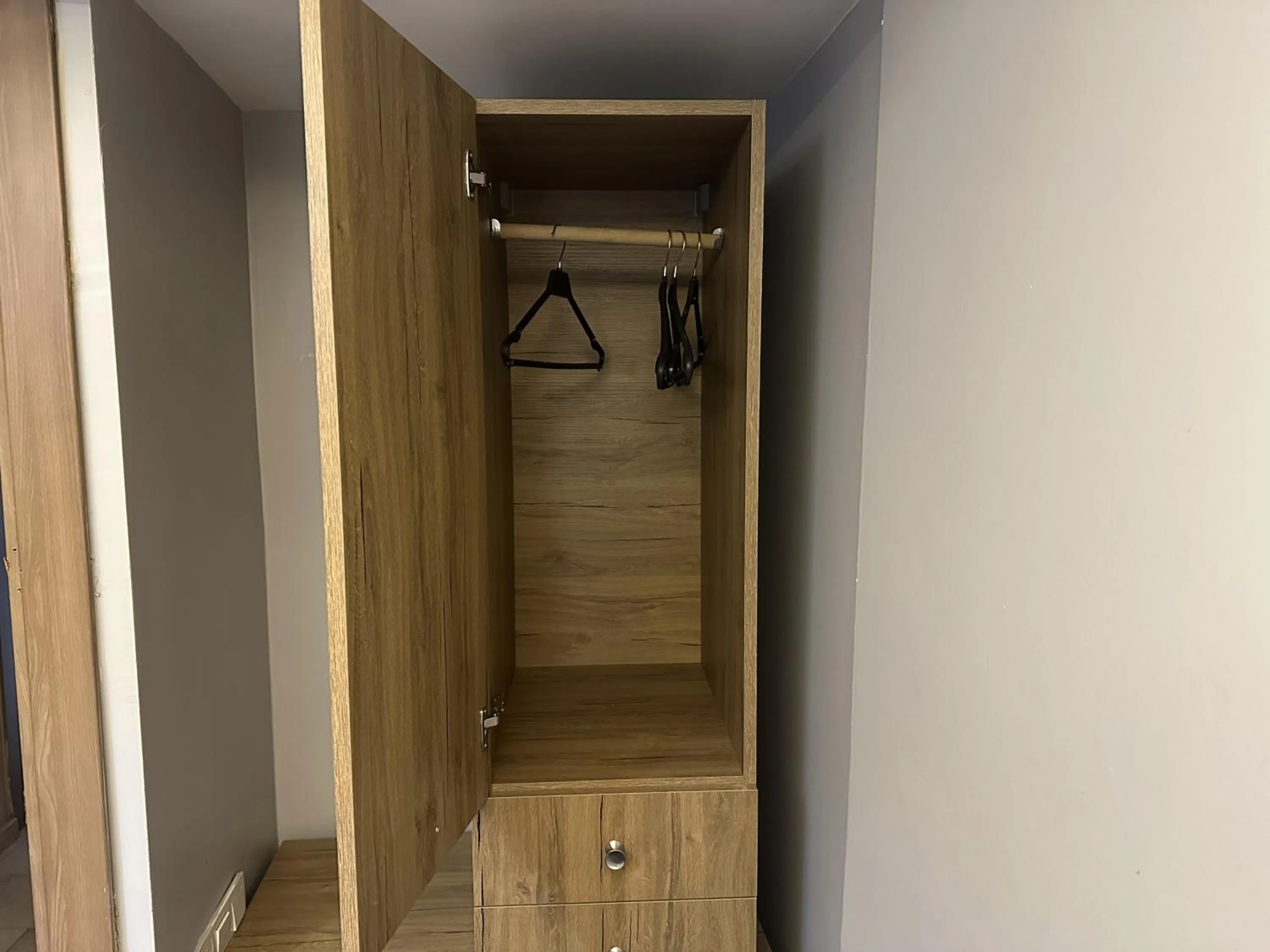 wardrobe in Mr Lion Kumkapı Otel