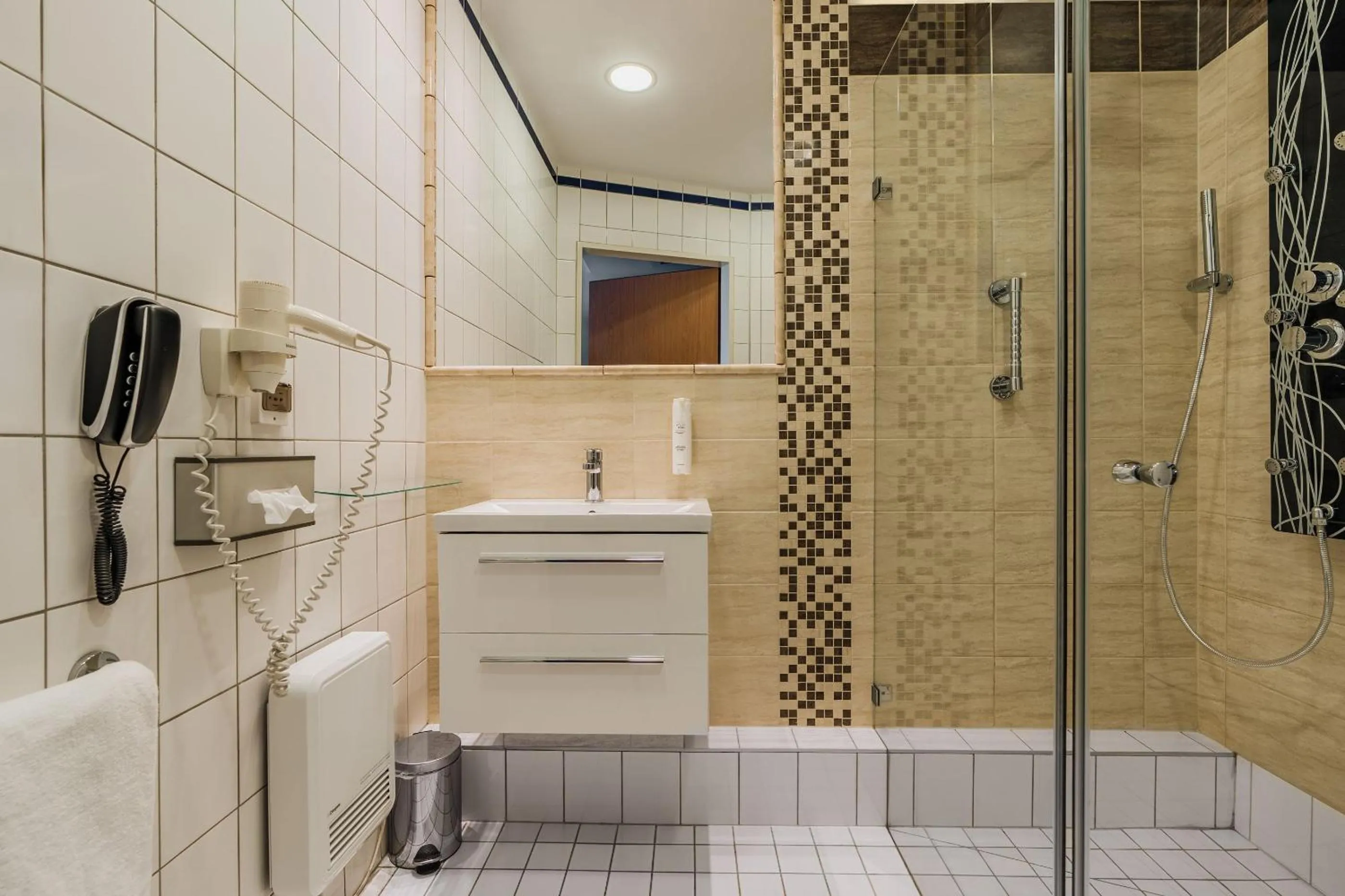 Shower in Express Kraków Hotel