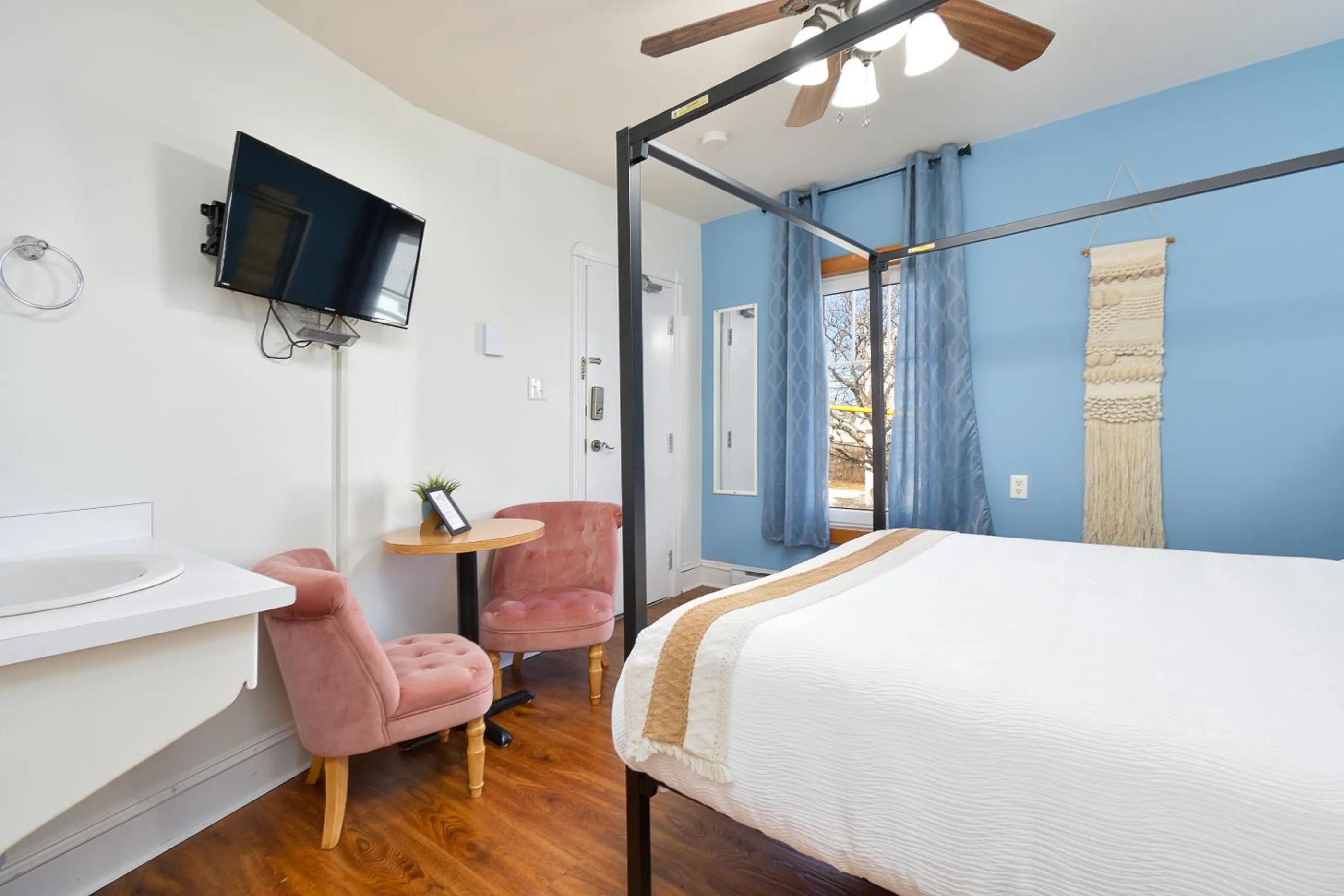 Bed in Pepperell Place Inn Inc.