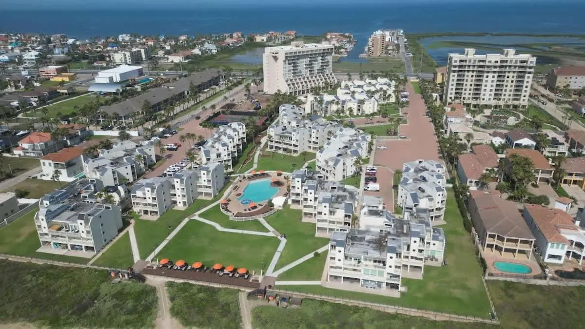 Swimming pool in Bahia Mar #426