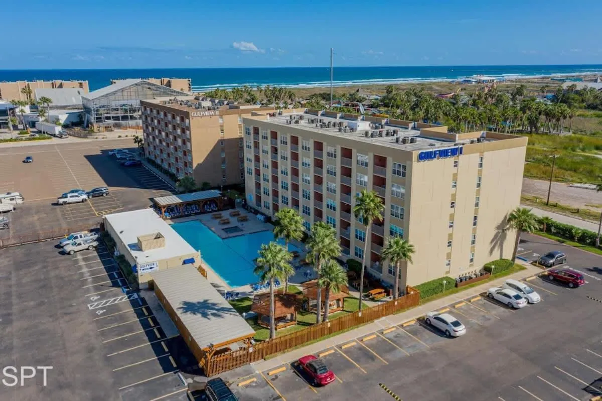 Swimming pool in Gulfview II #410 Luxe