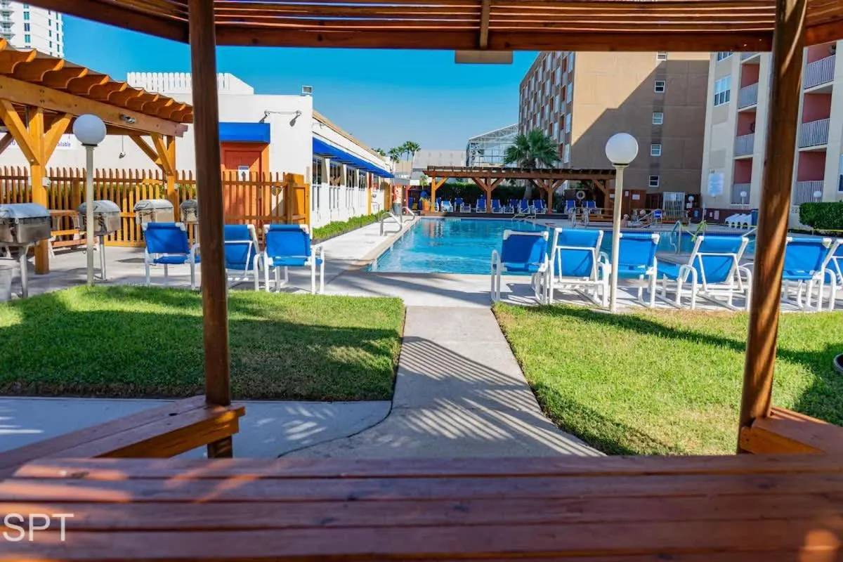 Swimming pool in Gulfview II #410 Luxe