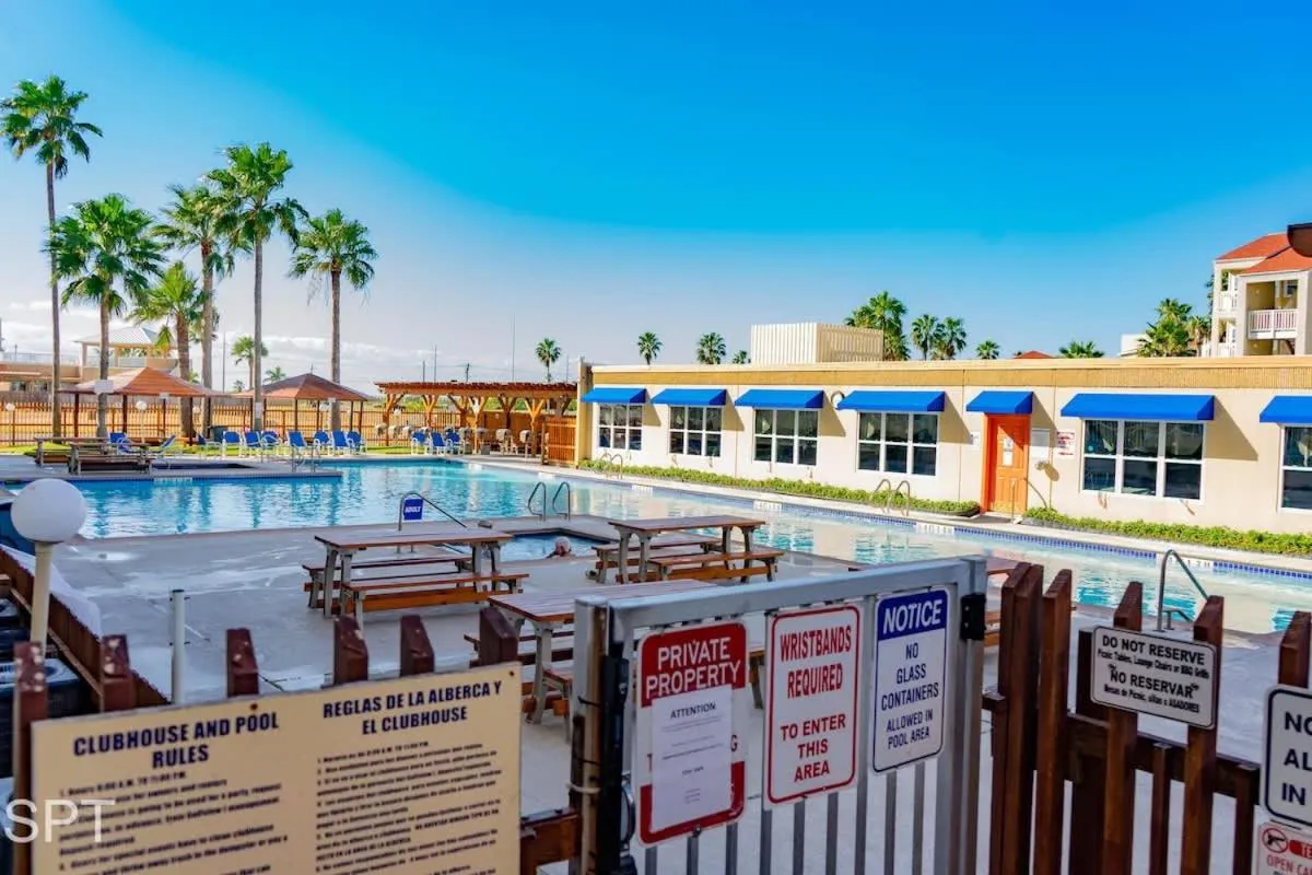 Swimming pool in Gulfview II #410 Luxe