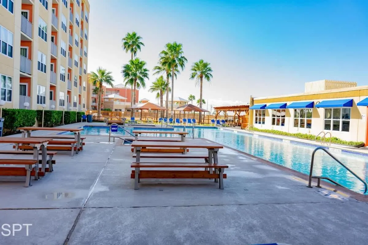 Swimming pool in Gulfview II #410 Luxe