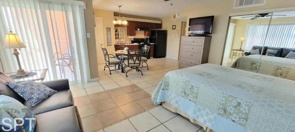 Dining area, Bed in Gulfview I #205