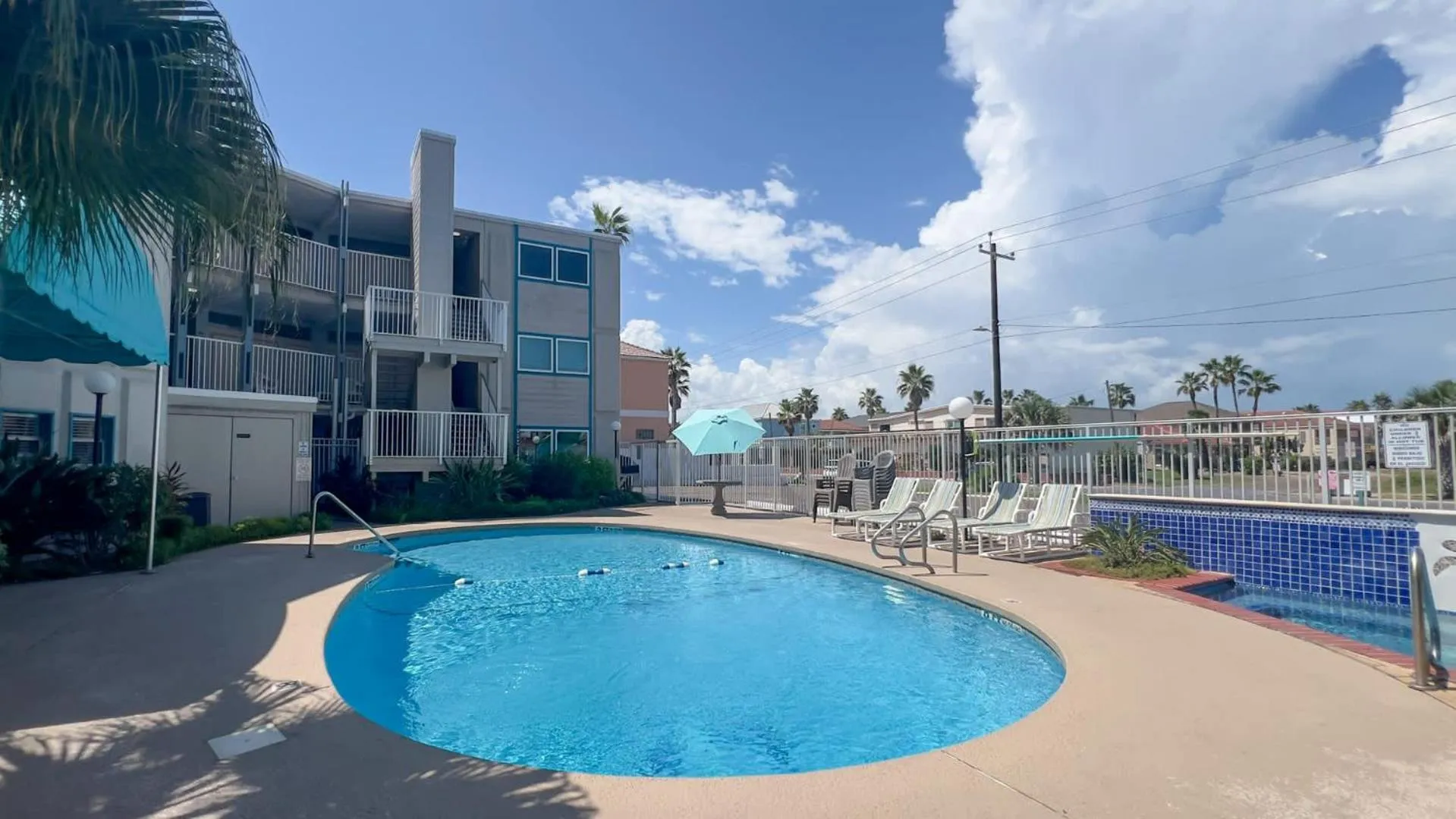 Swimming pool in La Internacional 313