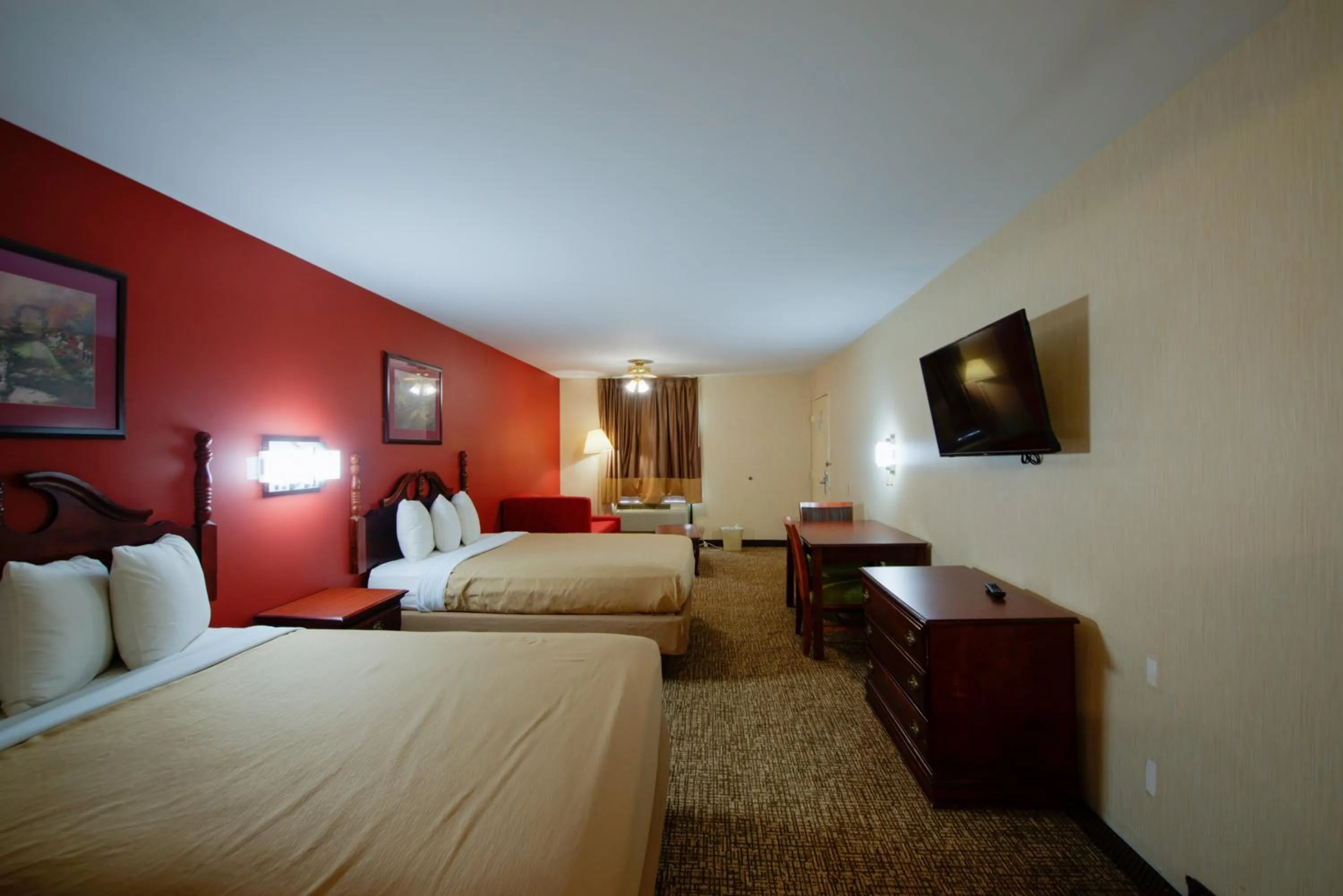 Bed in Brentwoodinn&suites Near richmond VA