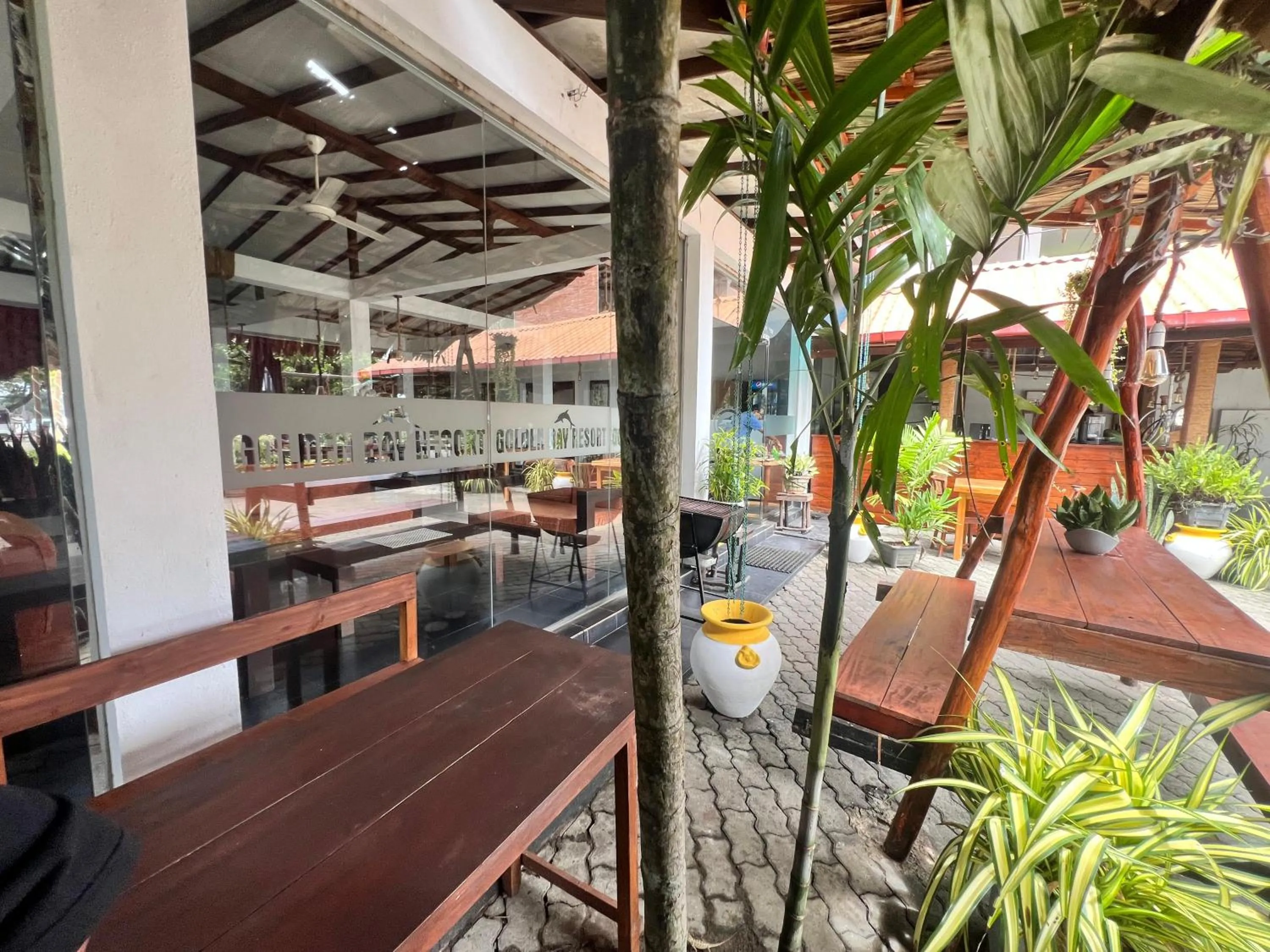 Restaurant/places to eat in New Golden Bay Resort Weligama