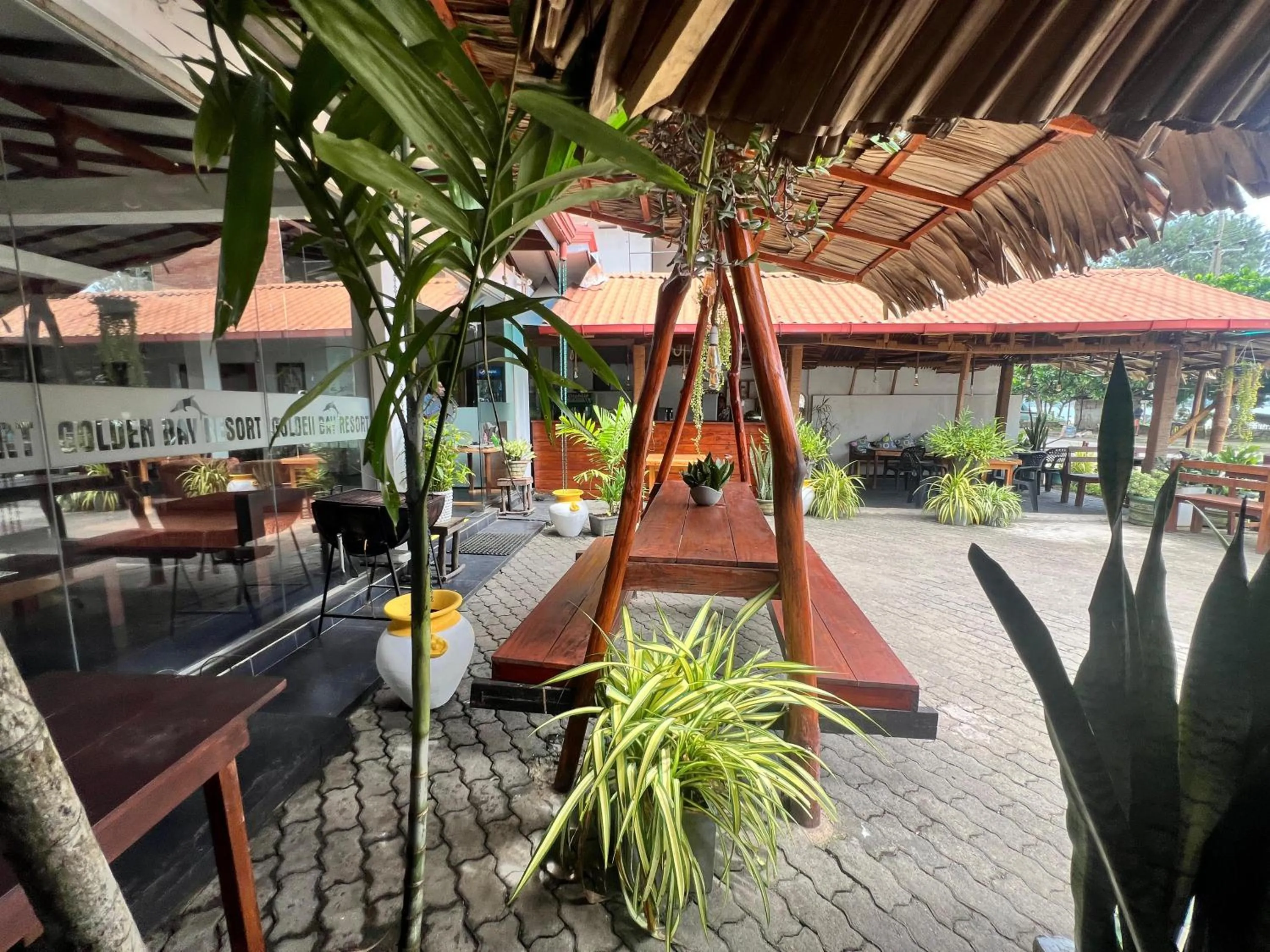 Restaurant/places to eat in New Golden Bay Resort Weligama