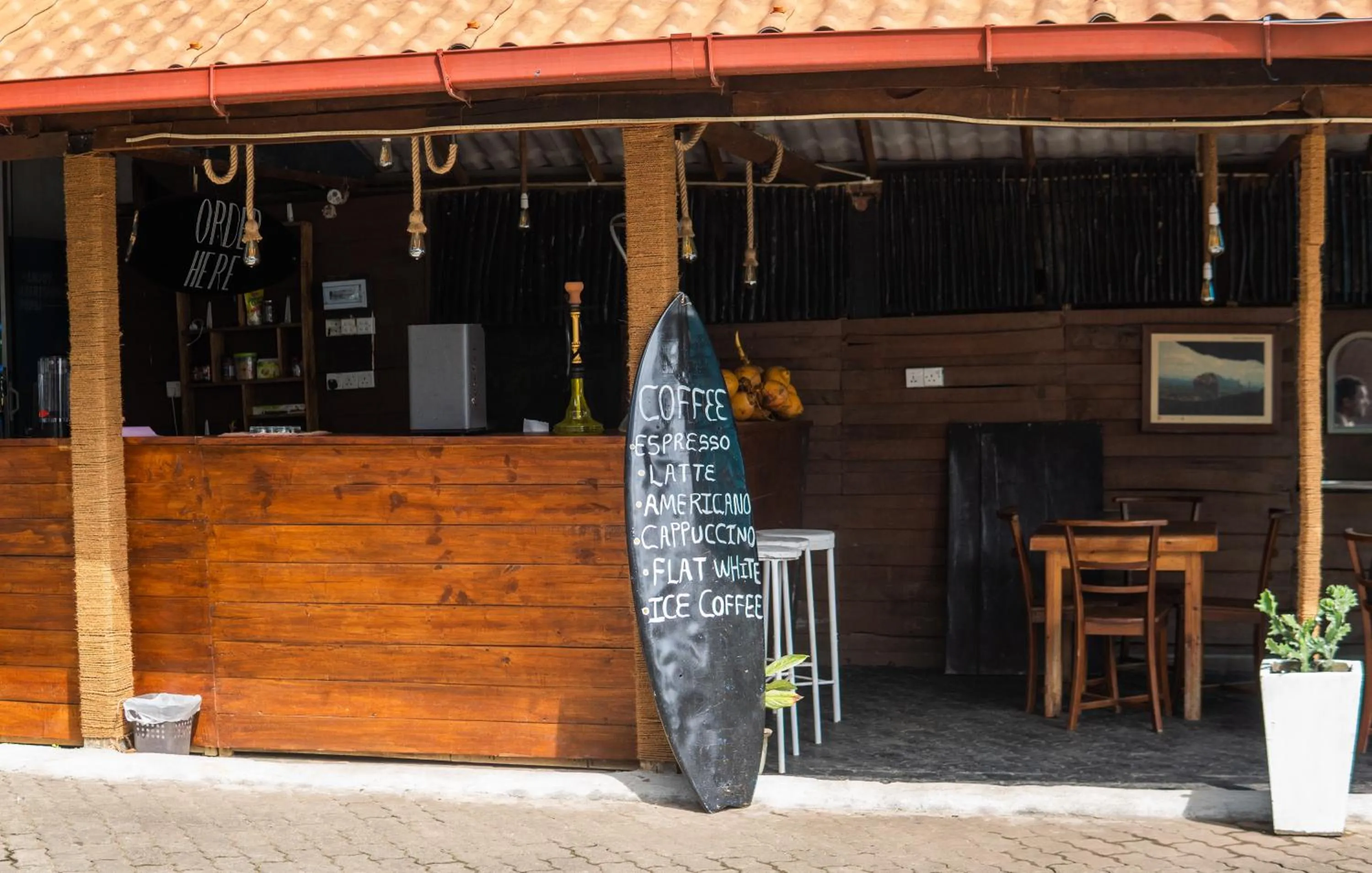 Lounge or bar in New Golden Bay Resort Weligama