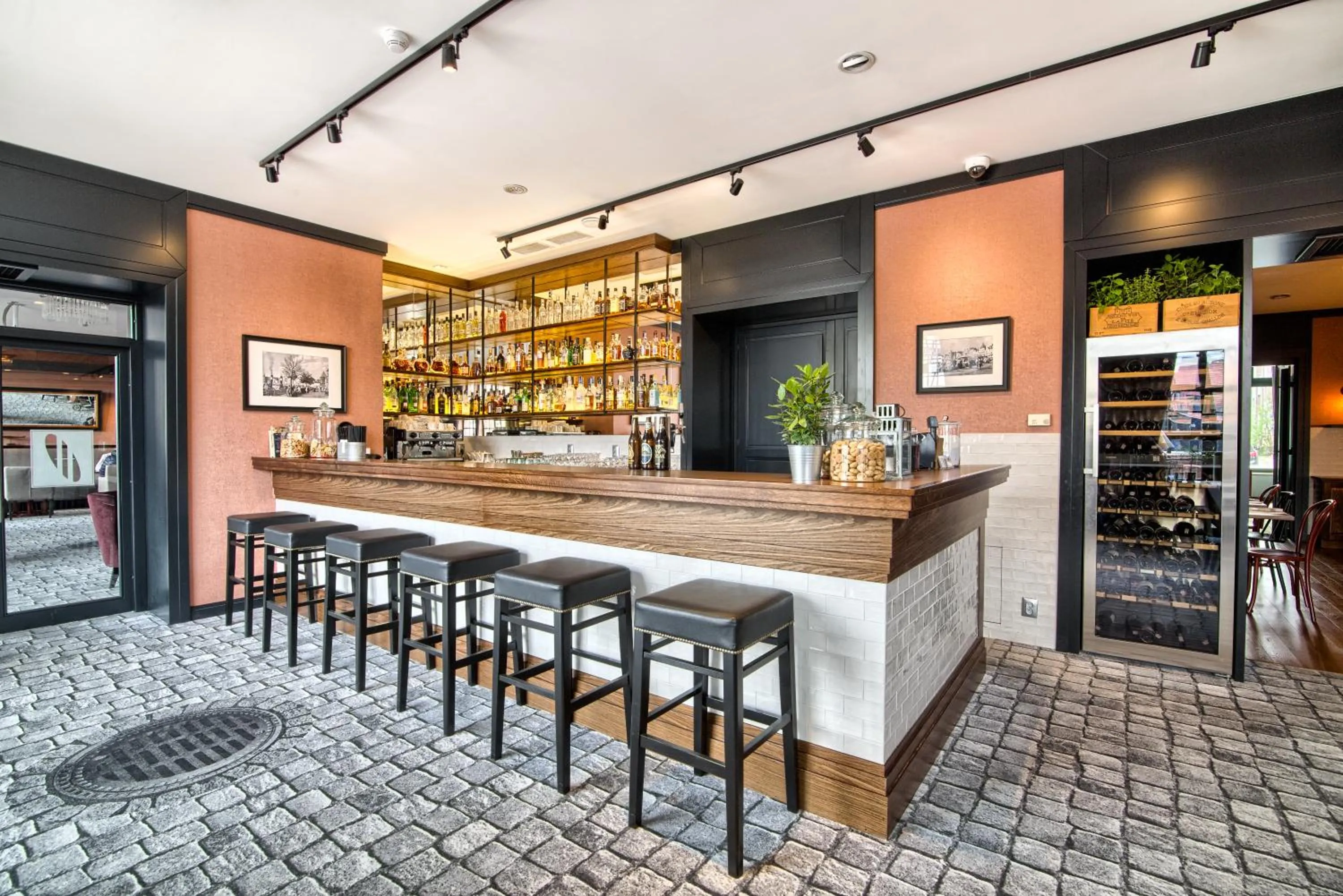 Restaurant/places to eat in Hotel Hanza