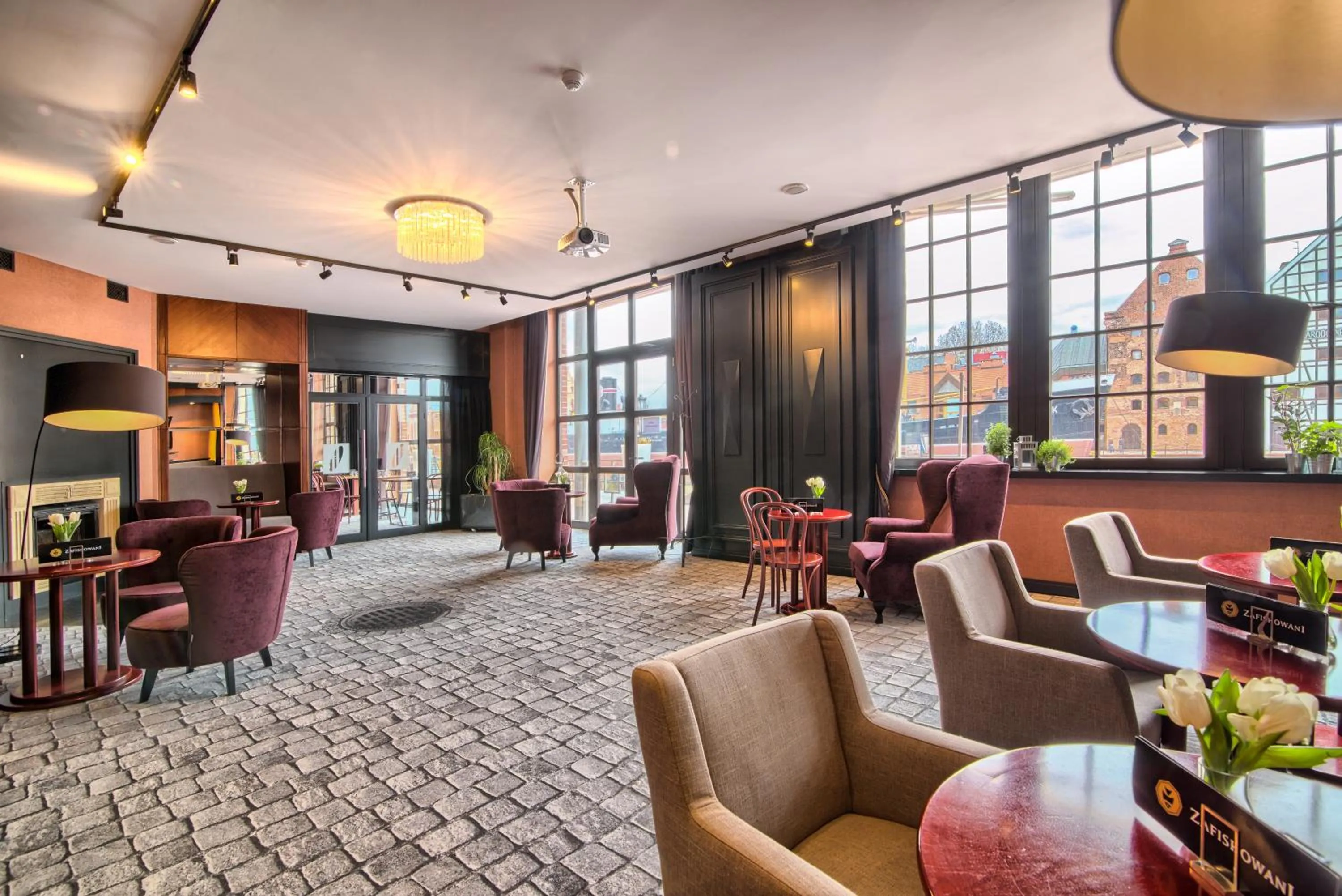 Restaurant/places to eat in Hotel Hanza