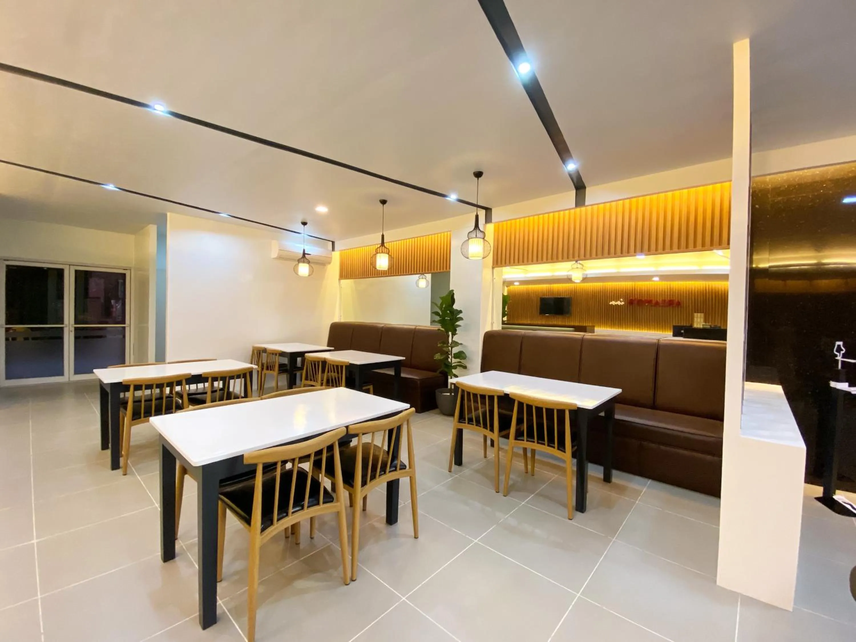 Restaurant/places to eat in Ariano's Inn