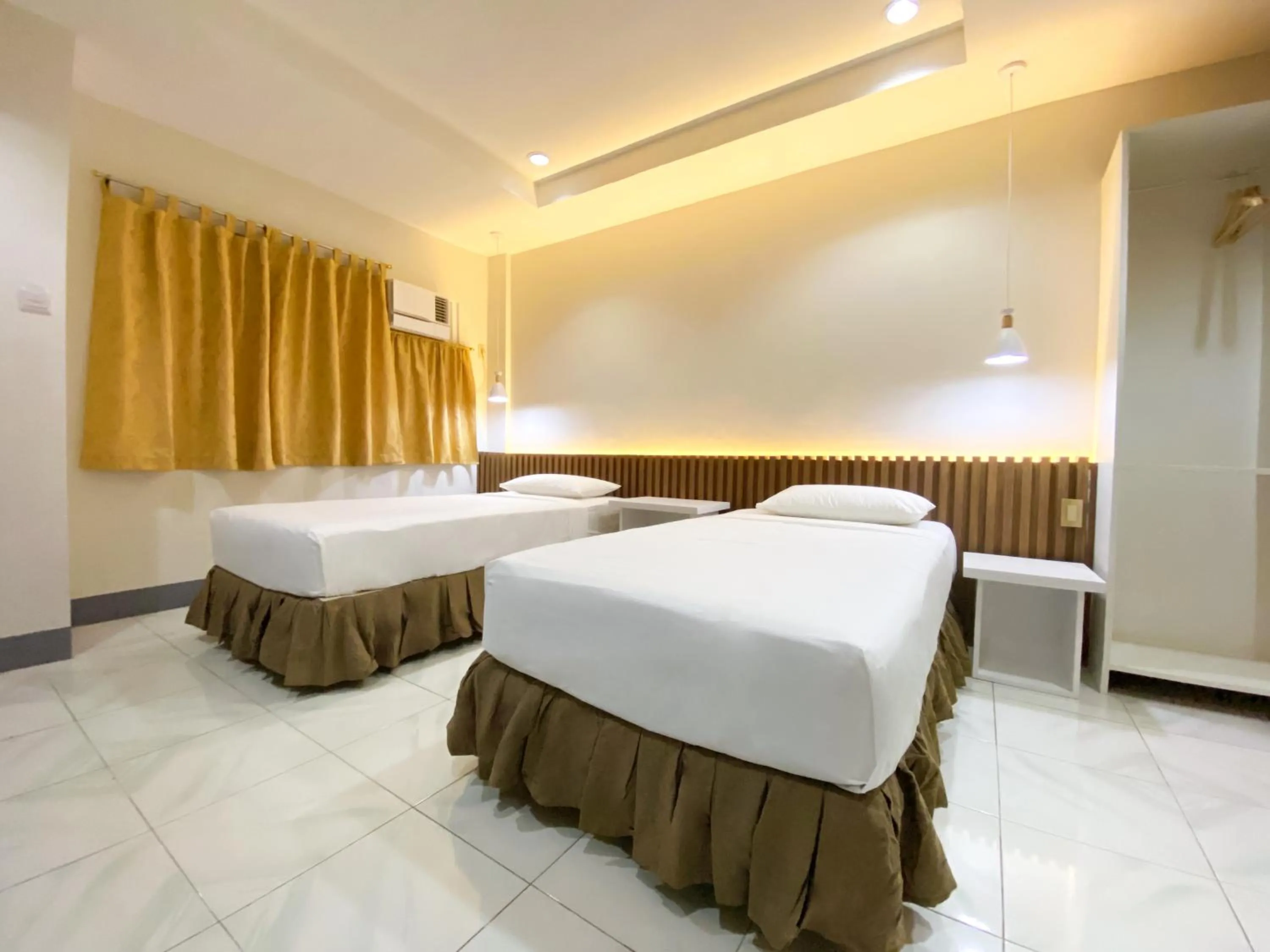 Bedroom, Bed in Ariano's Inn