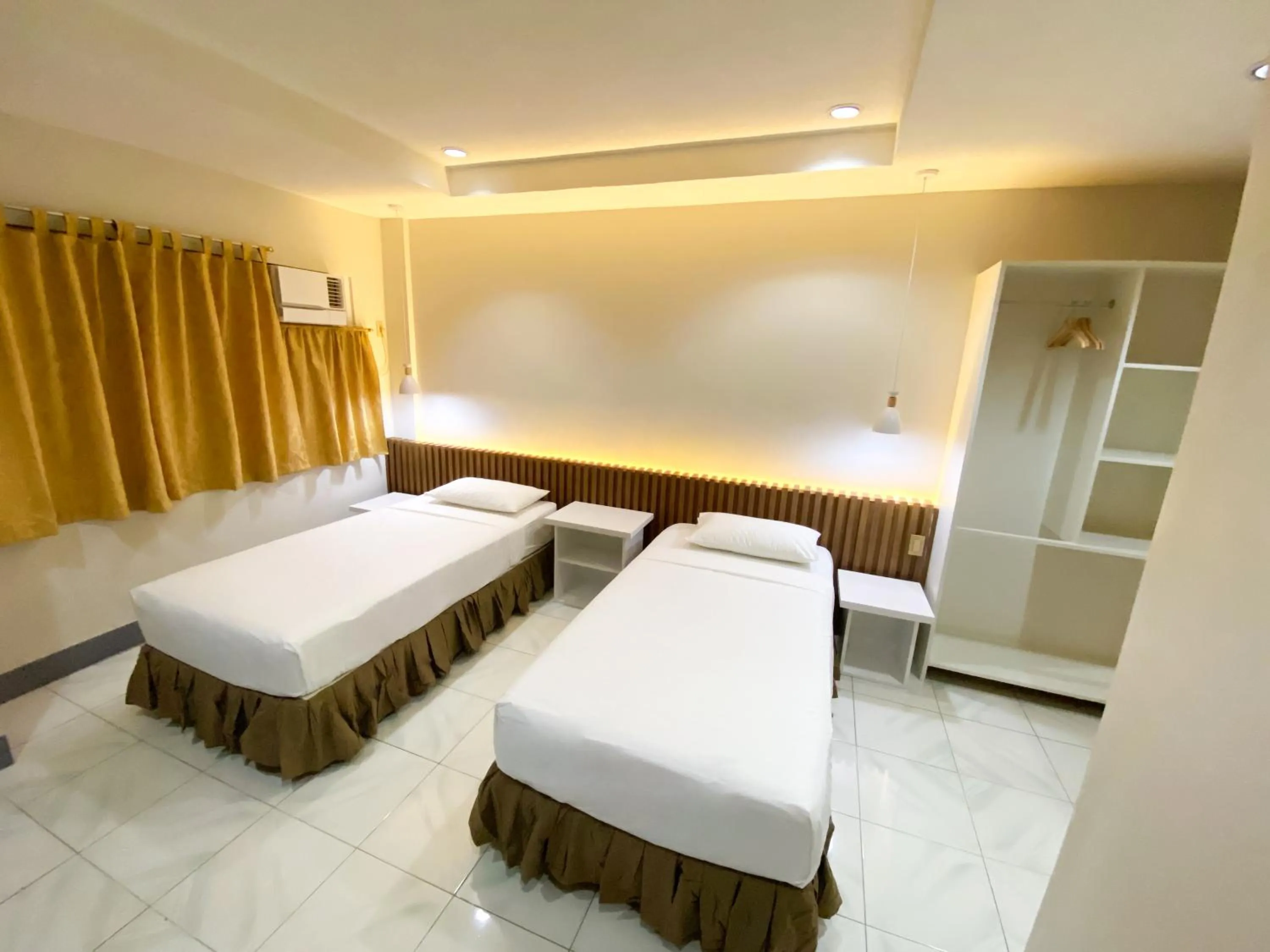 Photo of the whole room, Bed in Ariano's Inn