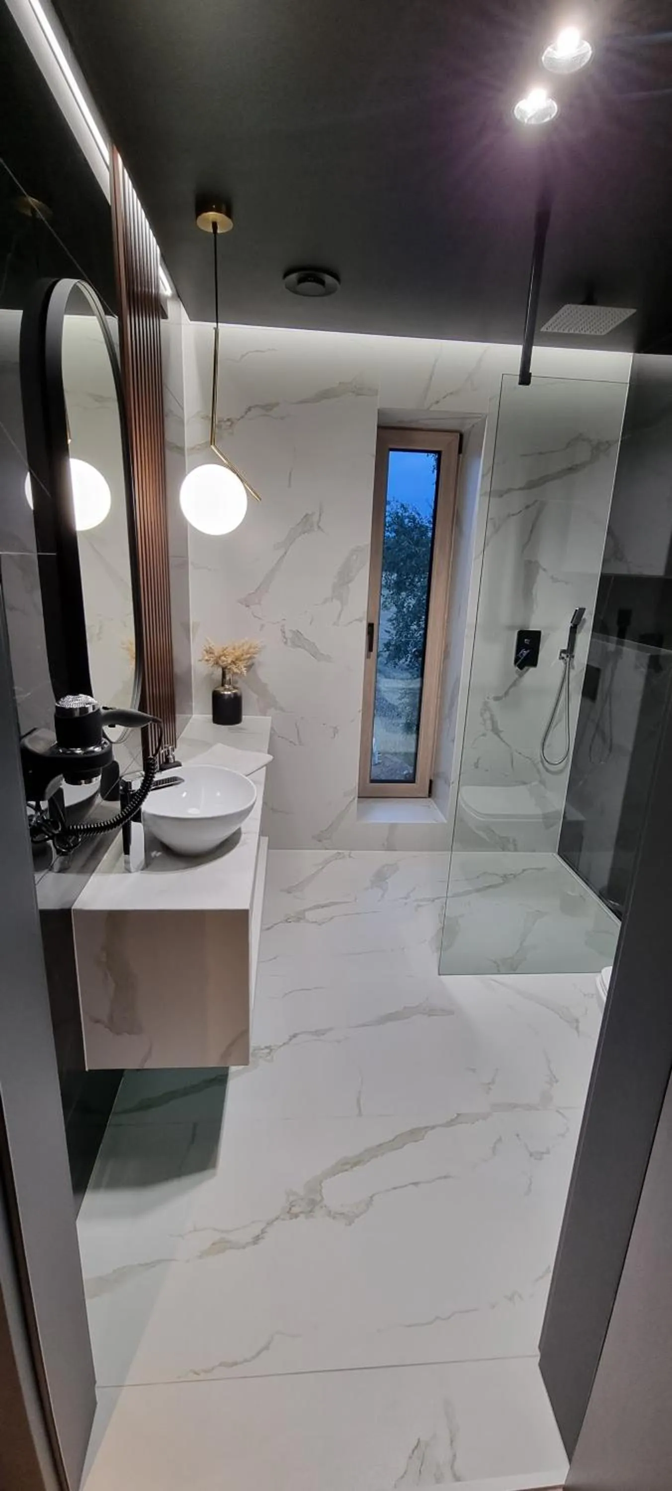 Bathroom, Bed in Lake Park