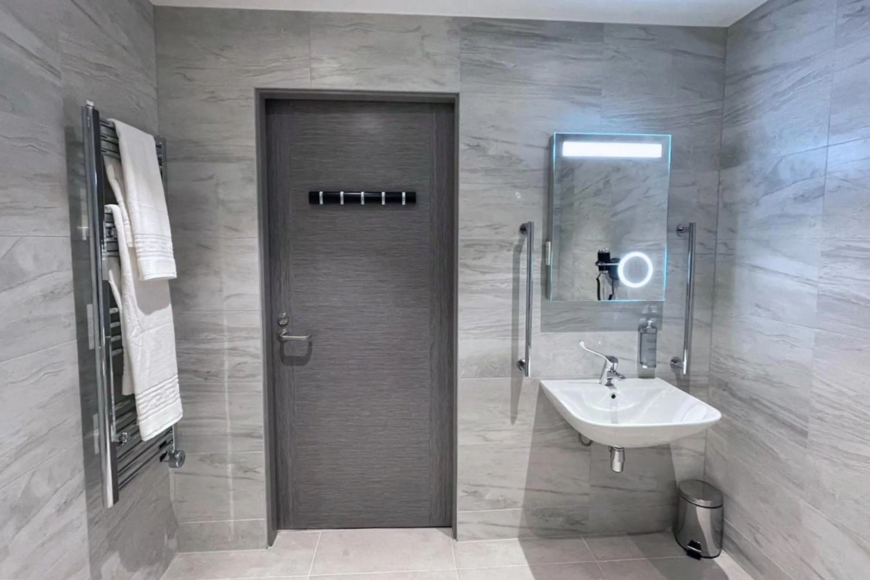 Bathroom in Sadie Best Western Hotel at Luton