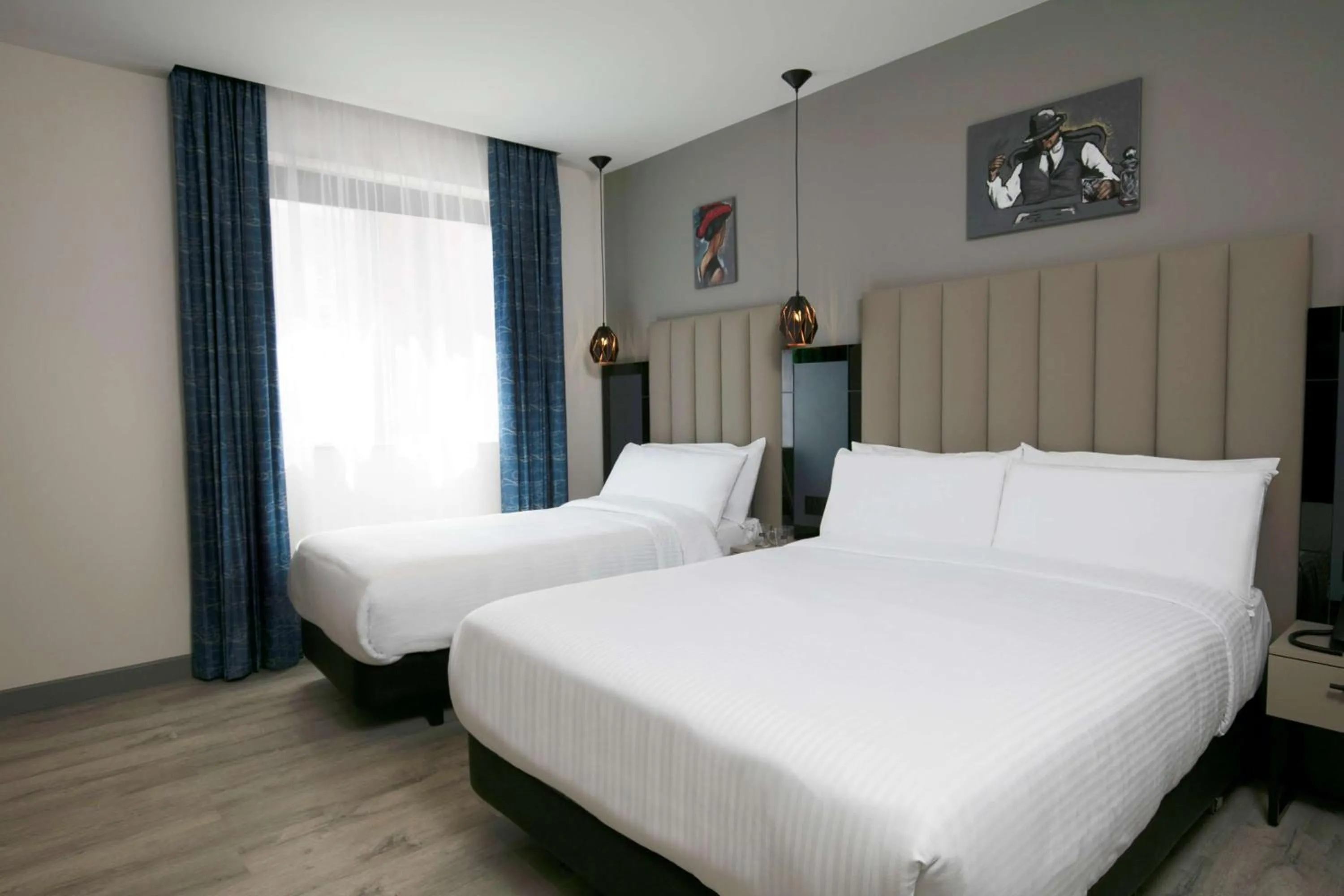 Bed in Sadie Best Western Hotel at Luton