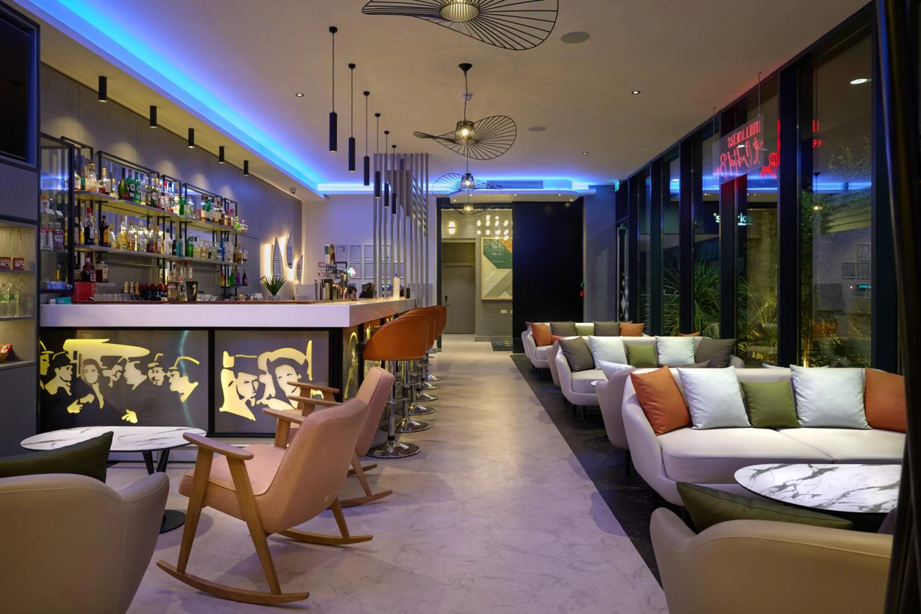 Lounge or bar in Spark by Hilton Luton