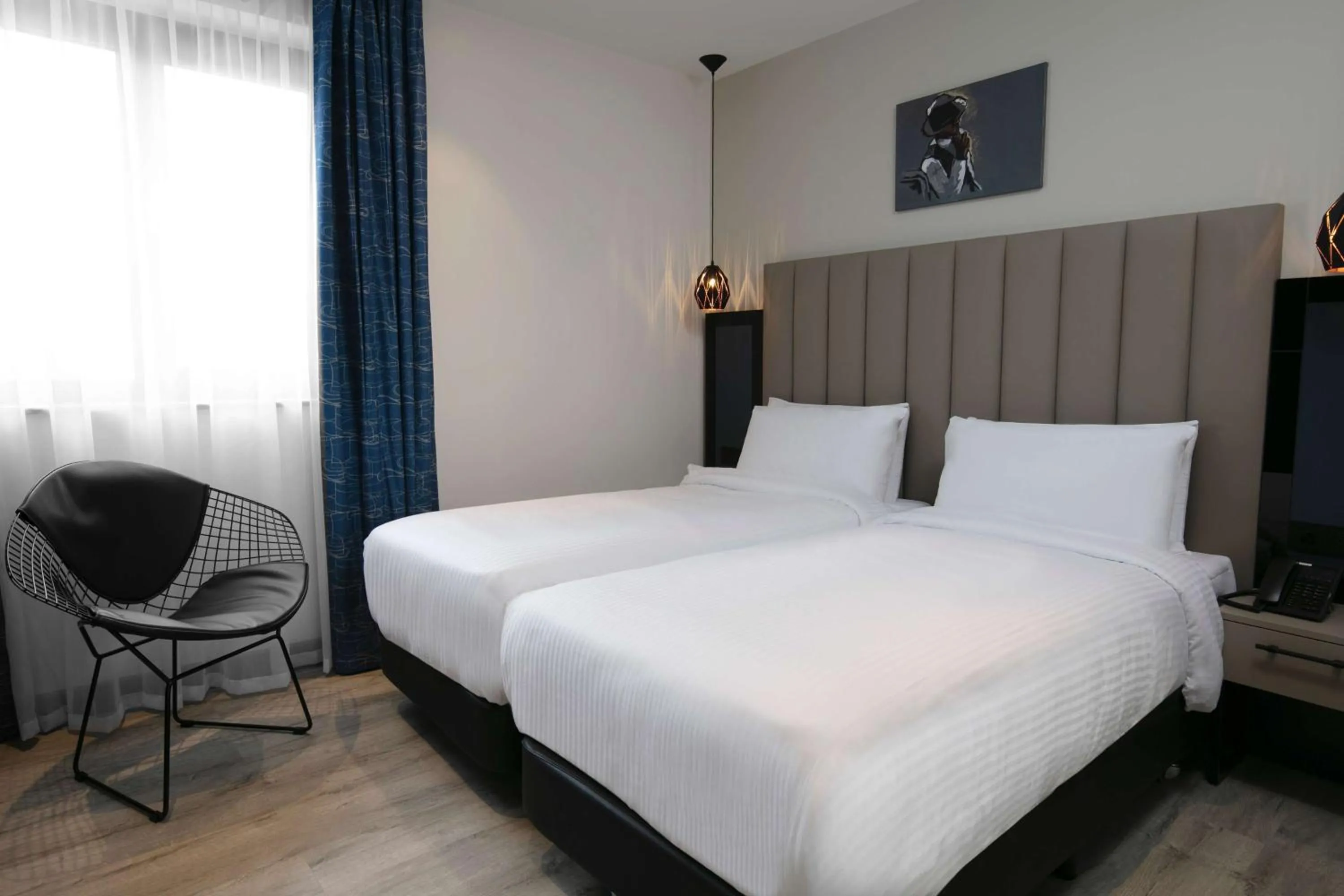 Bed in Sadie Best Western Hotel at Luton