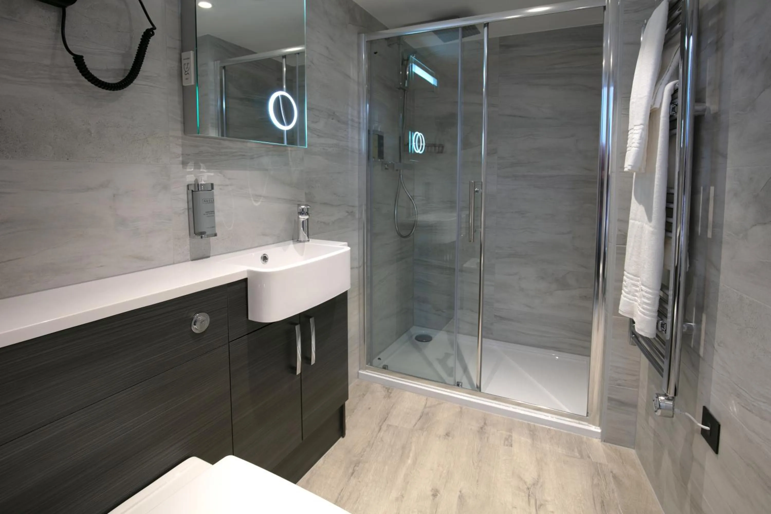 Bathroom in Sadie Best Western Hotel at Luton